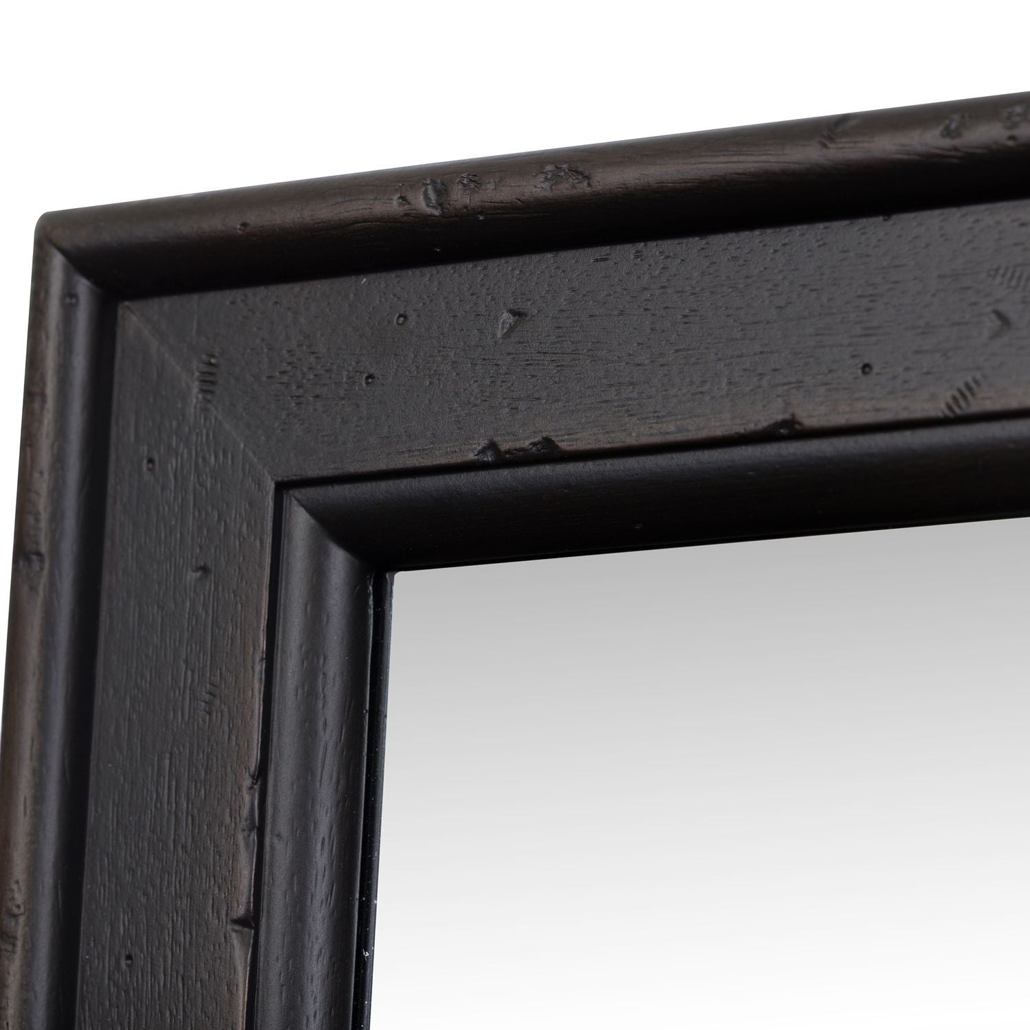 Commode et miroir — évoquent un style libre et personnel avec une touche artisanale authentique