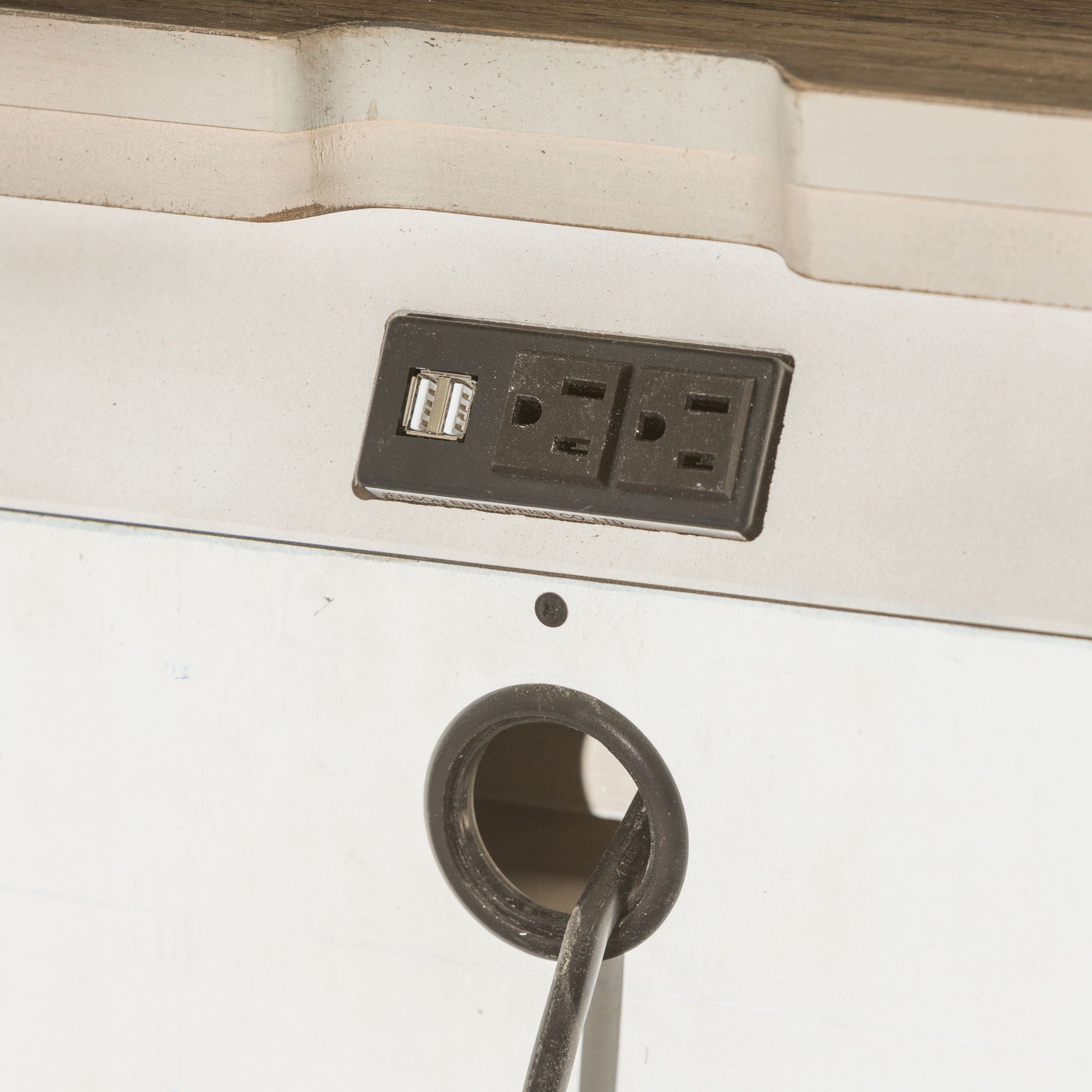 1 table de chevet avec tiroir et station de charge – Blanc antique/Dessus tabac — Des looks qui s’intègrent facilement dans les maisons d’aujourd’hui