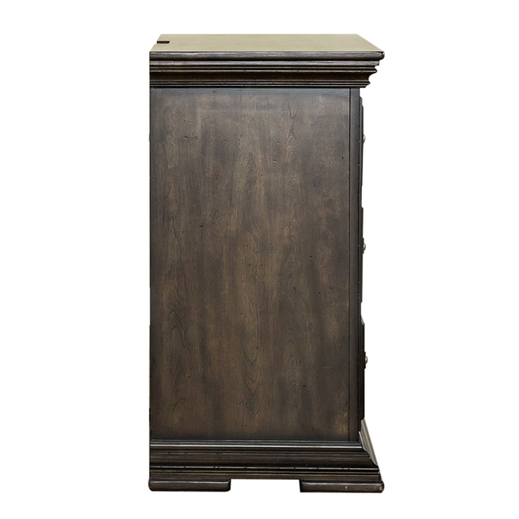 Commode de chevet avec station de recharge — Les façades de tiroir encadrées de bois et les pieds blocs complètent ce look traditionnel.