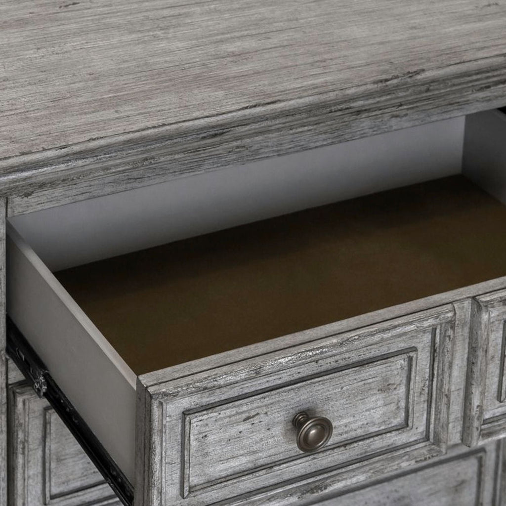 Commode de chevet avec station de recharge — Les façades de tiroir encadrées de bois et les pieds blocs complètent ce look traditionnel.