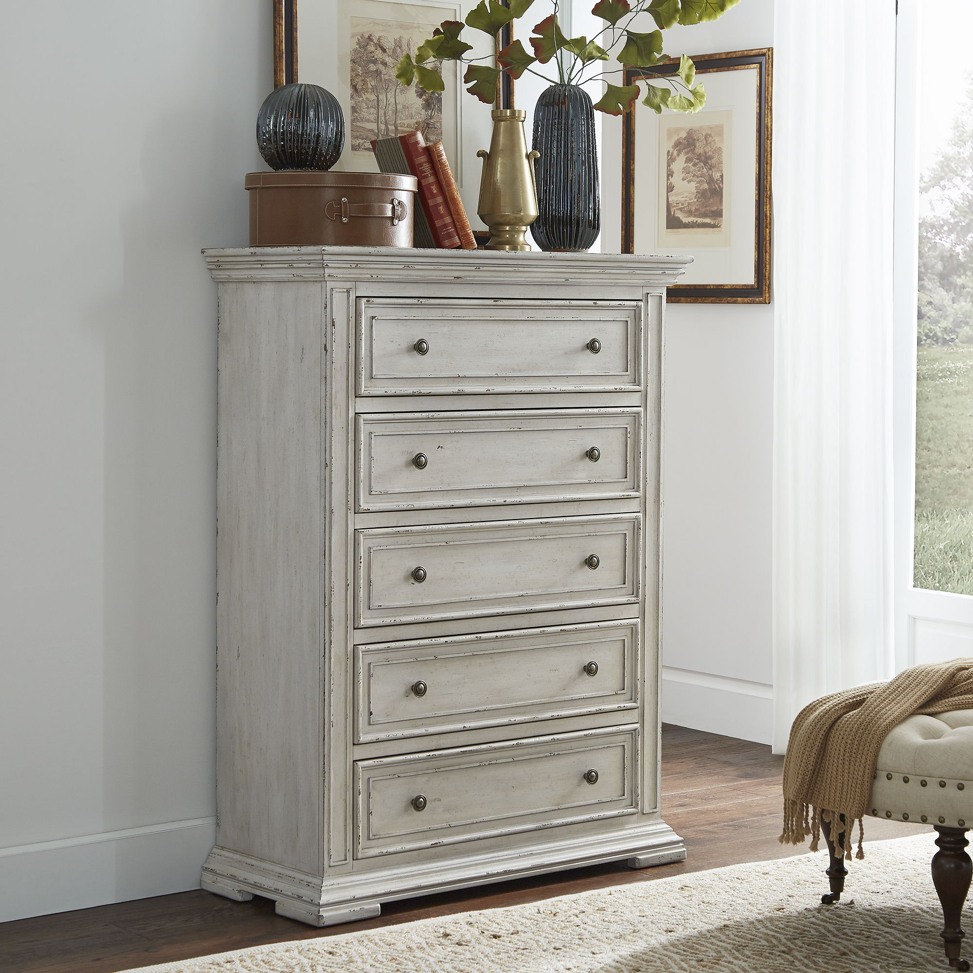 Commode 5 tiroirs — Cette commode allie à la perfection le design traditionnel et le style moderne actuel.