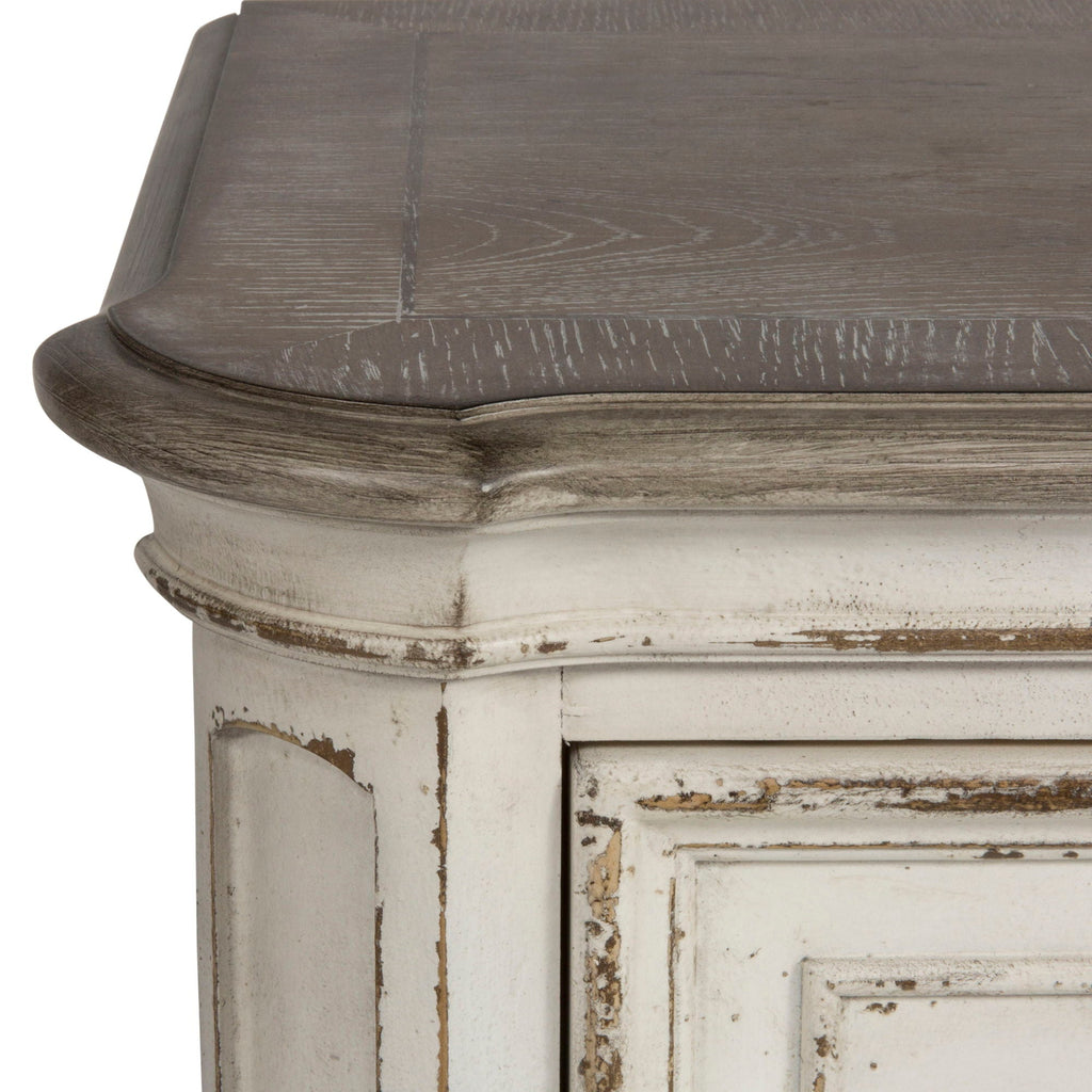 Commode 5 tiroirs — Des finitions antiques chaleureuses et un vieillissement artistique, associés à des dimensions généreuses, un ensemble à transmettre de génération en génération