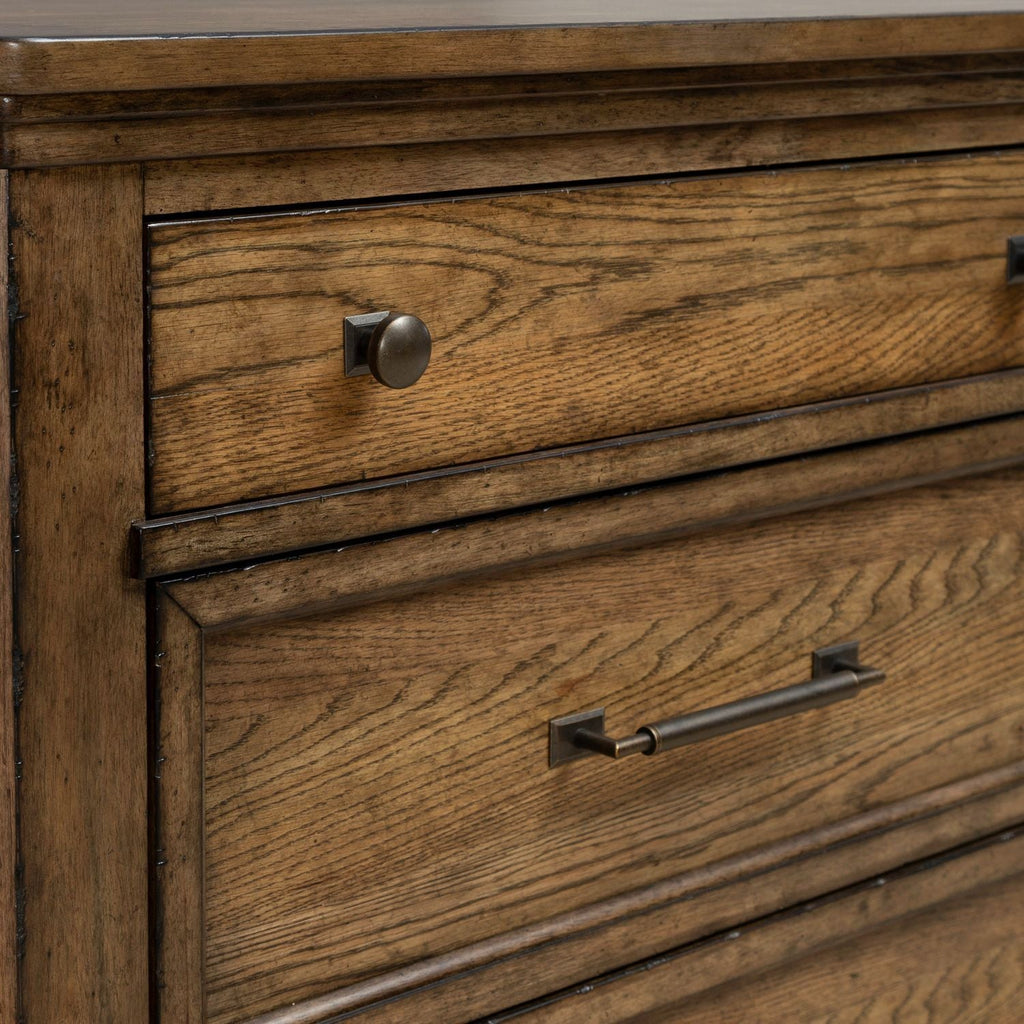 Commode 5 tiroirs - Brun ambré — finition ambrée chaude soulignée par de lourdes moulures en relief pour la dimension et la texture