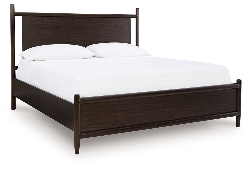 Lit à panneaux — Son design à la fois simple et chic, avec des cadres en bois arrondis et une riche finition merlot, dégage une atmosphère urbaine.
