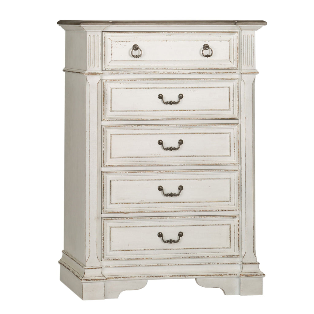 Commode 5 tiroirs – Blanc antique — Les poignées coquilles et anneaux en étain vieilli ajoutent la touche finale à la commode