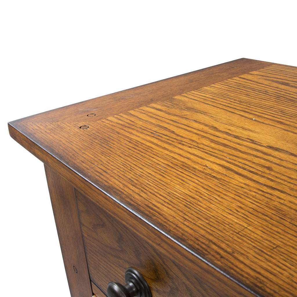Commode 5 tiroirs - Chêne vieilli — Style chambre américaine rustique avec accents en bois et chevilles pour une touche artisanale.