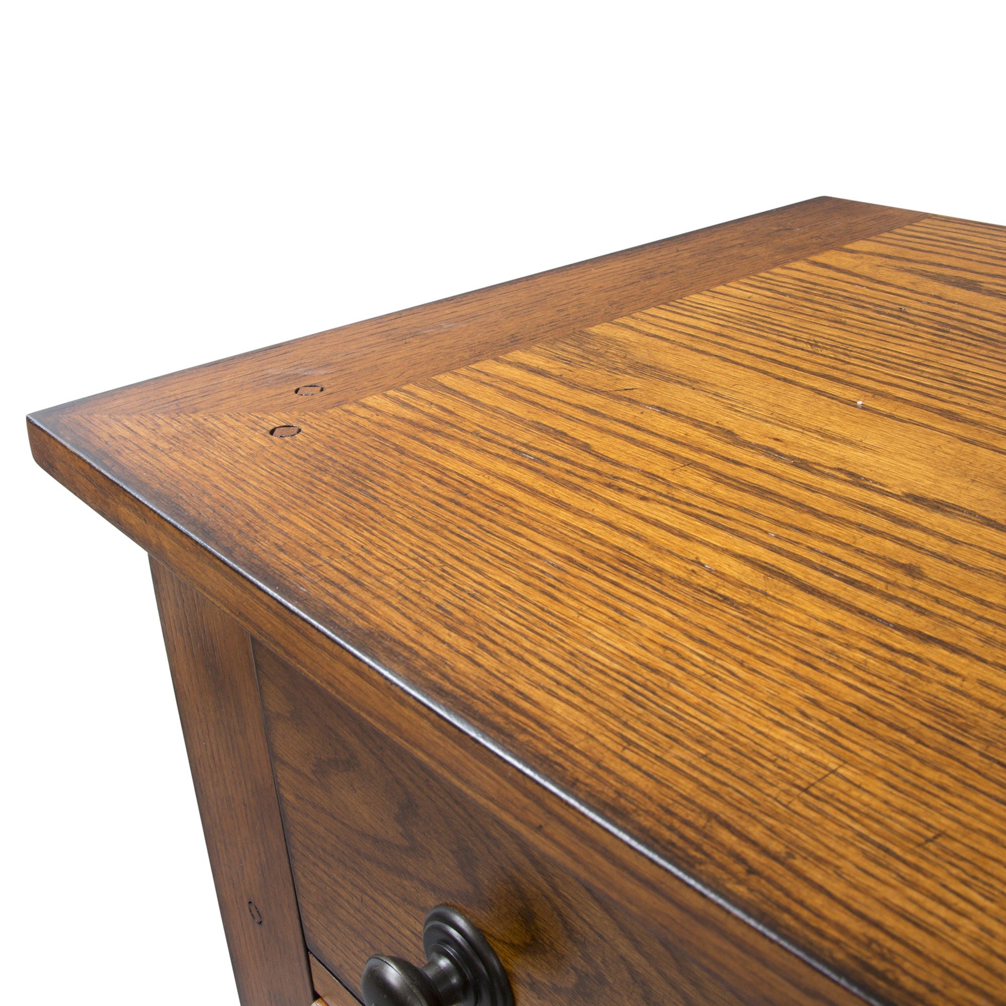 Commode 5 tiroirs - Chêne vieilli — Style chambre américaine rustique avec accents en bois et chevilles pour une touche artisanale.