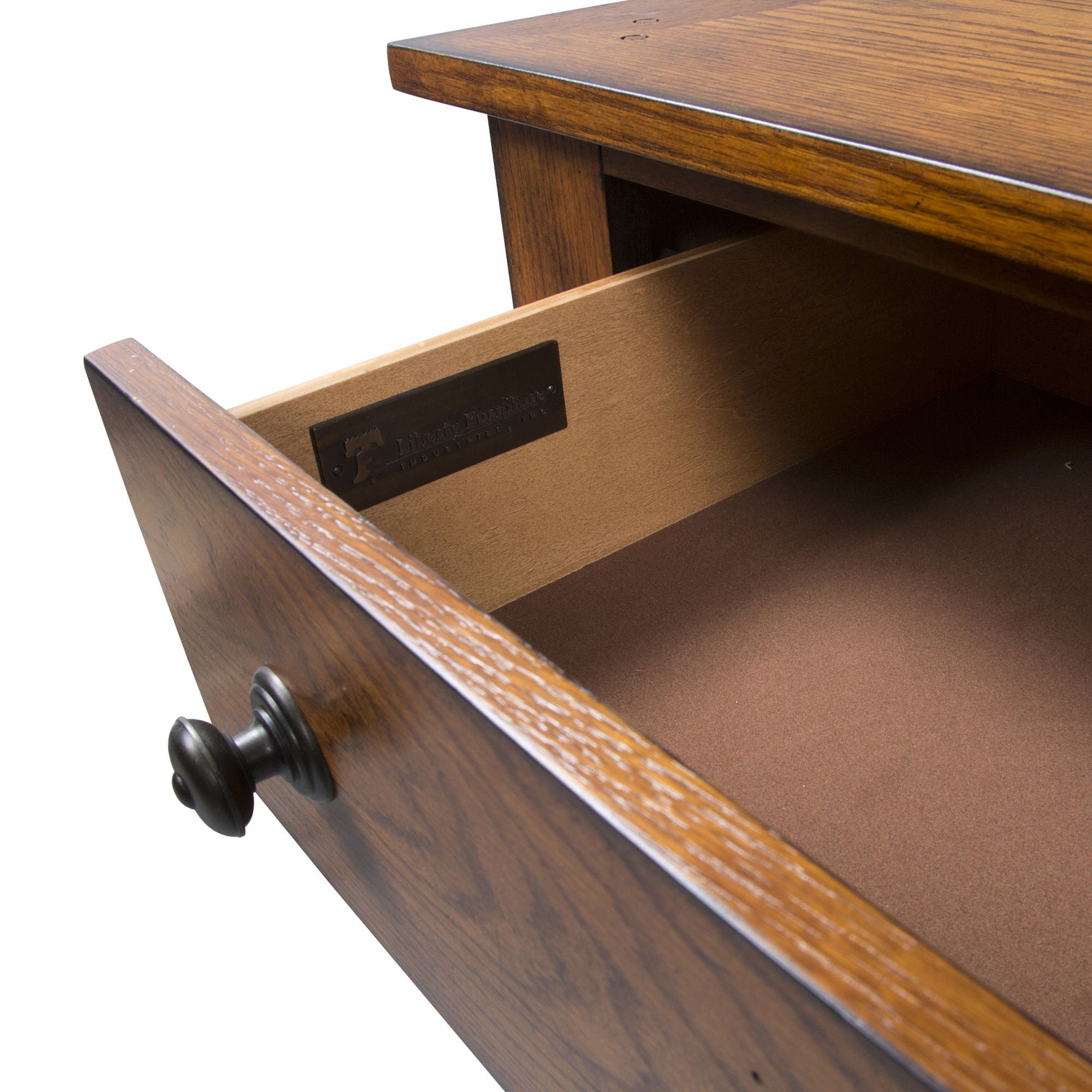 Commode 5 tiroirs - Chêne vieilli — Style chambre américaine rustique avec accents en bois et chevilles pour une touche artisanale.