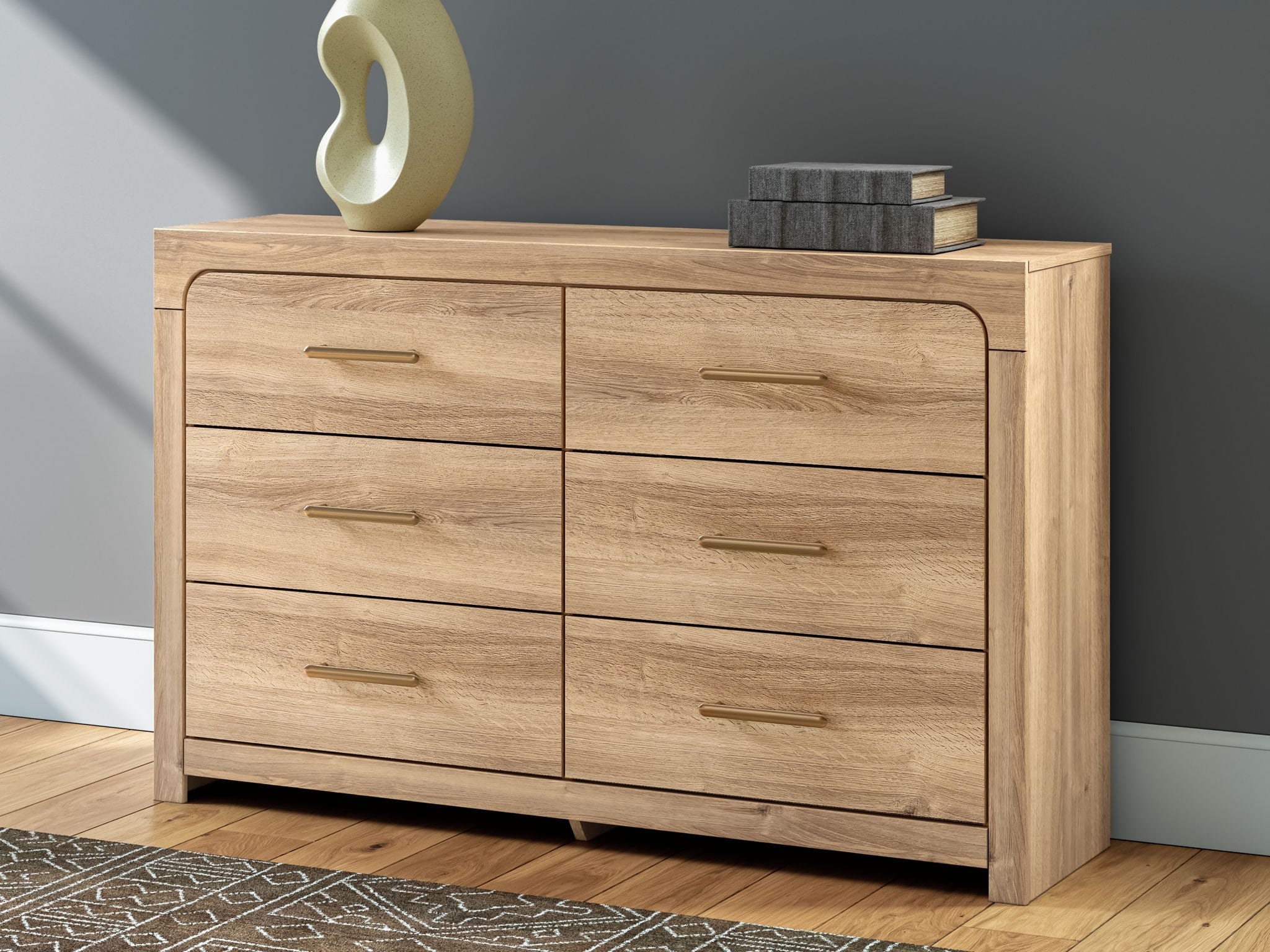 Commode à six tiroirs — Les tons de bois naturels et les lignes épurées de cette commode reflètent votre style décontracté.