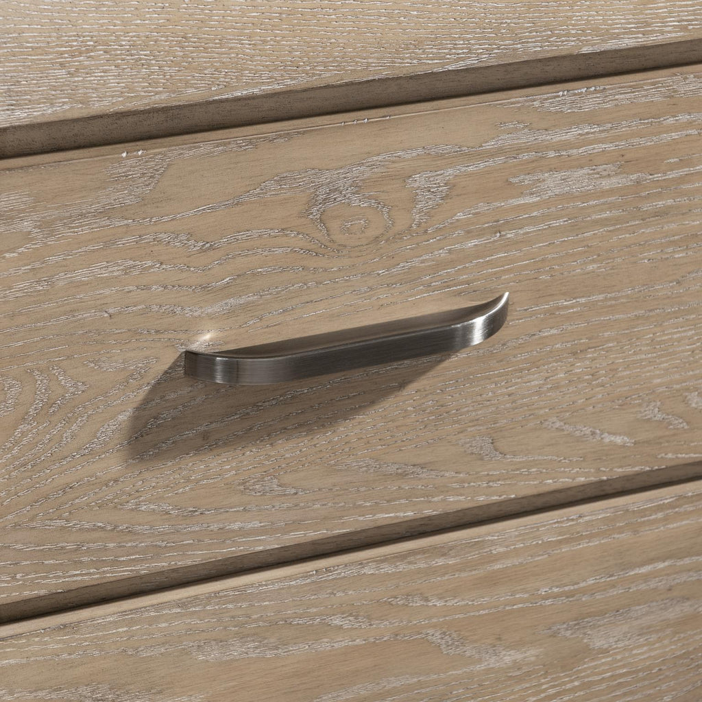 Commode 6 tiroirs - Sandstone — La finition douce Sandstone est accentuée par des poignées en argent brossé, créant une ligne épurée
