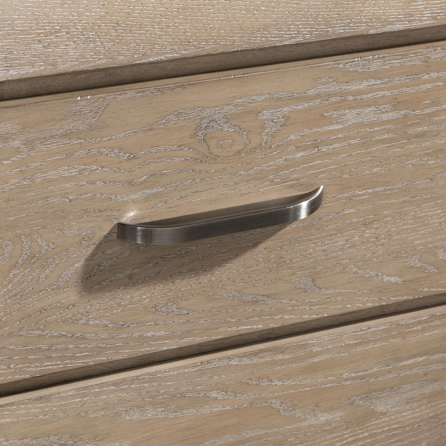 Commode 6 tiroirs - Sandstone — La finition douce Sandstone est accentuée par des poignées en argent brossé, créant une ligne épurée