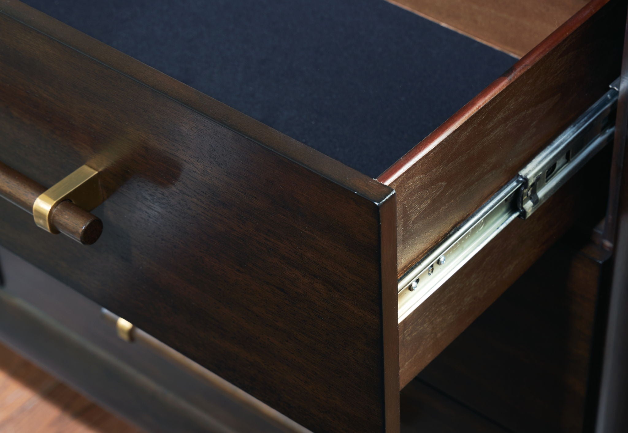 Commode — Sa finition riche dégage une ambiance urbaine chic