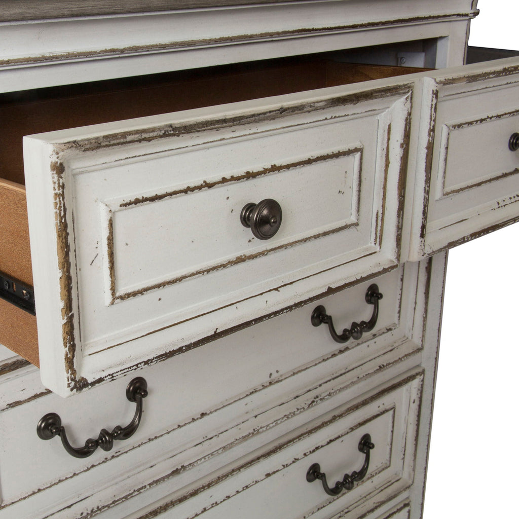 Commode 5 tiroirs — Des finitions antiques chaleureuses et un vieillissement artistique, associés à des dimensions généreuses, un ensemble à transmettre de génération en génération