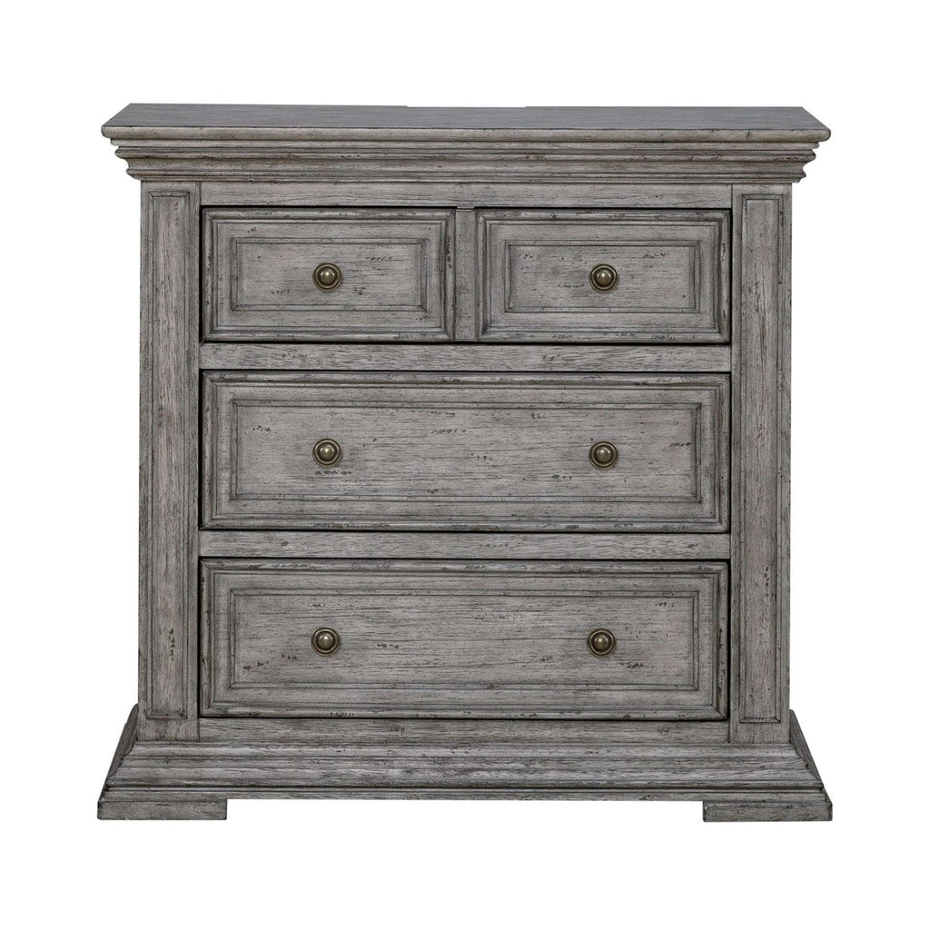 Commode de chevet avec station de recharge — Les façades de tiroir encadrées de bois et les pieds blocs complètent ce look traditionnel.