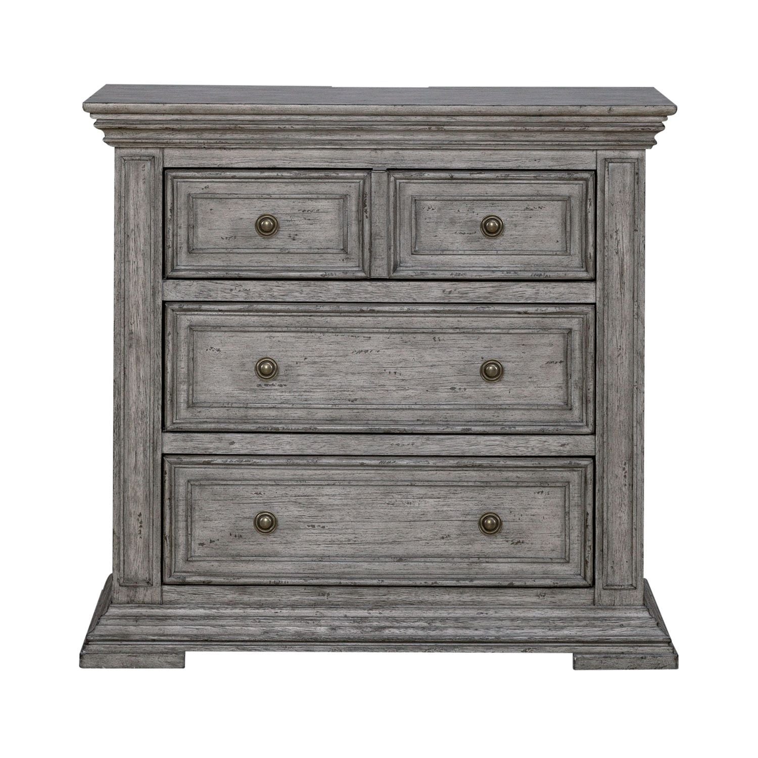 Commode de chevet avec station de recharge — Les façades de tiroir encadrées de bois et les pieds blocs complètent ce look traditionnel.