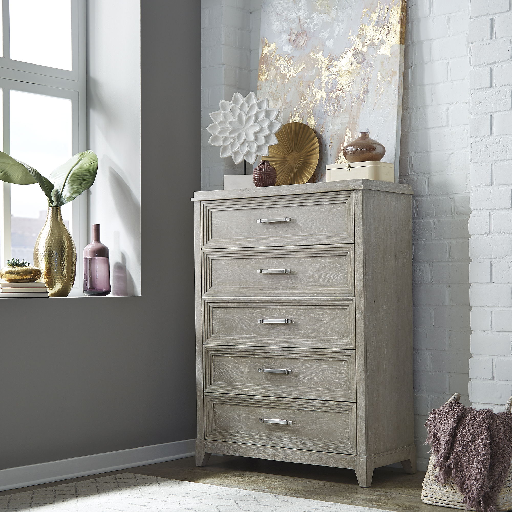 Commode 5 tiroirs - Taupe délavé — Les styles sont souvent simplistes avec des touches de luxe comme l'acier inoxydable ou le velours