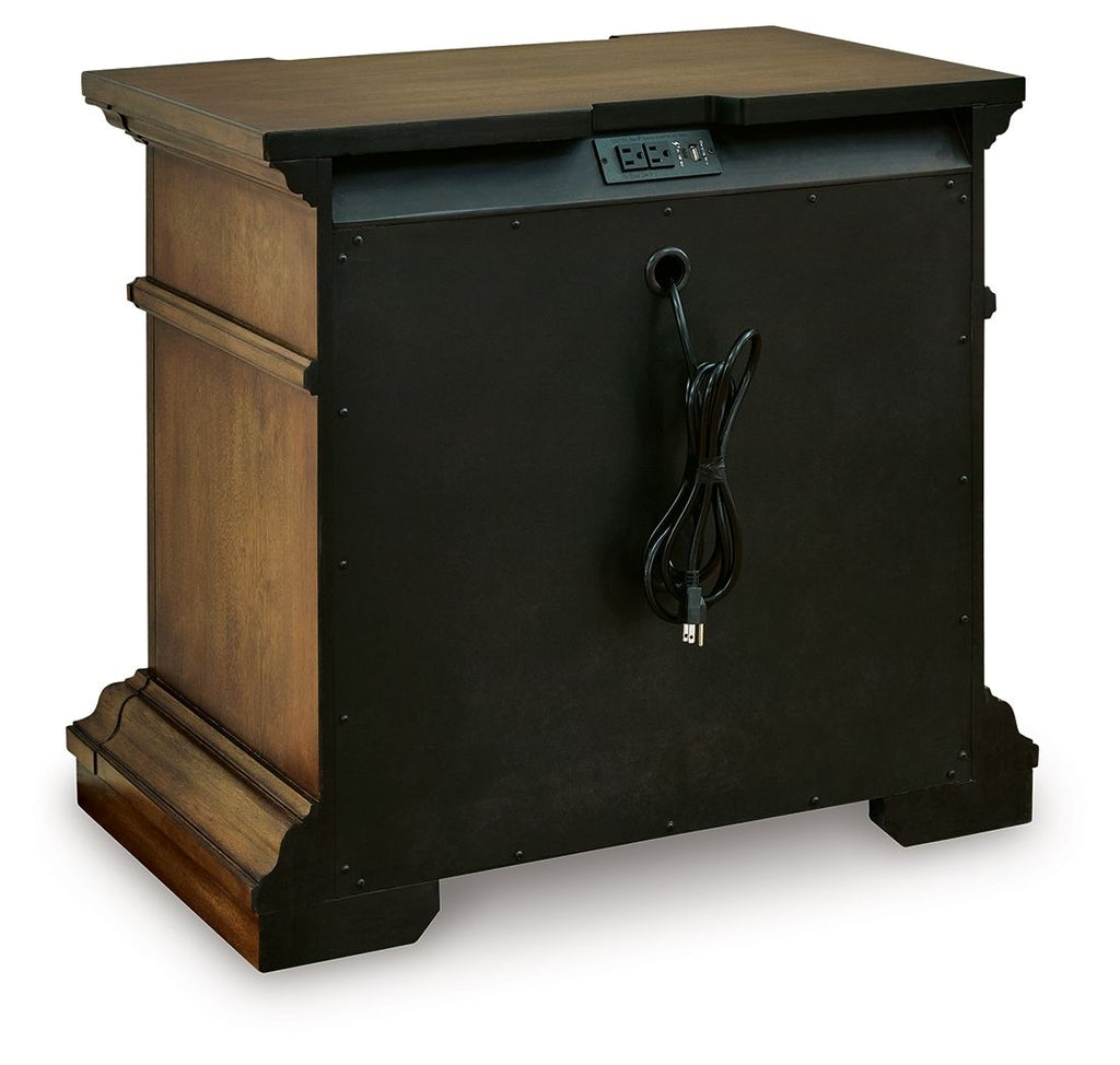Table de chevet à trois tiroirs – Marron — avec une finition richement détaillée qui évoque une élégance majestueuse