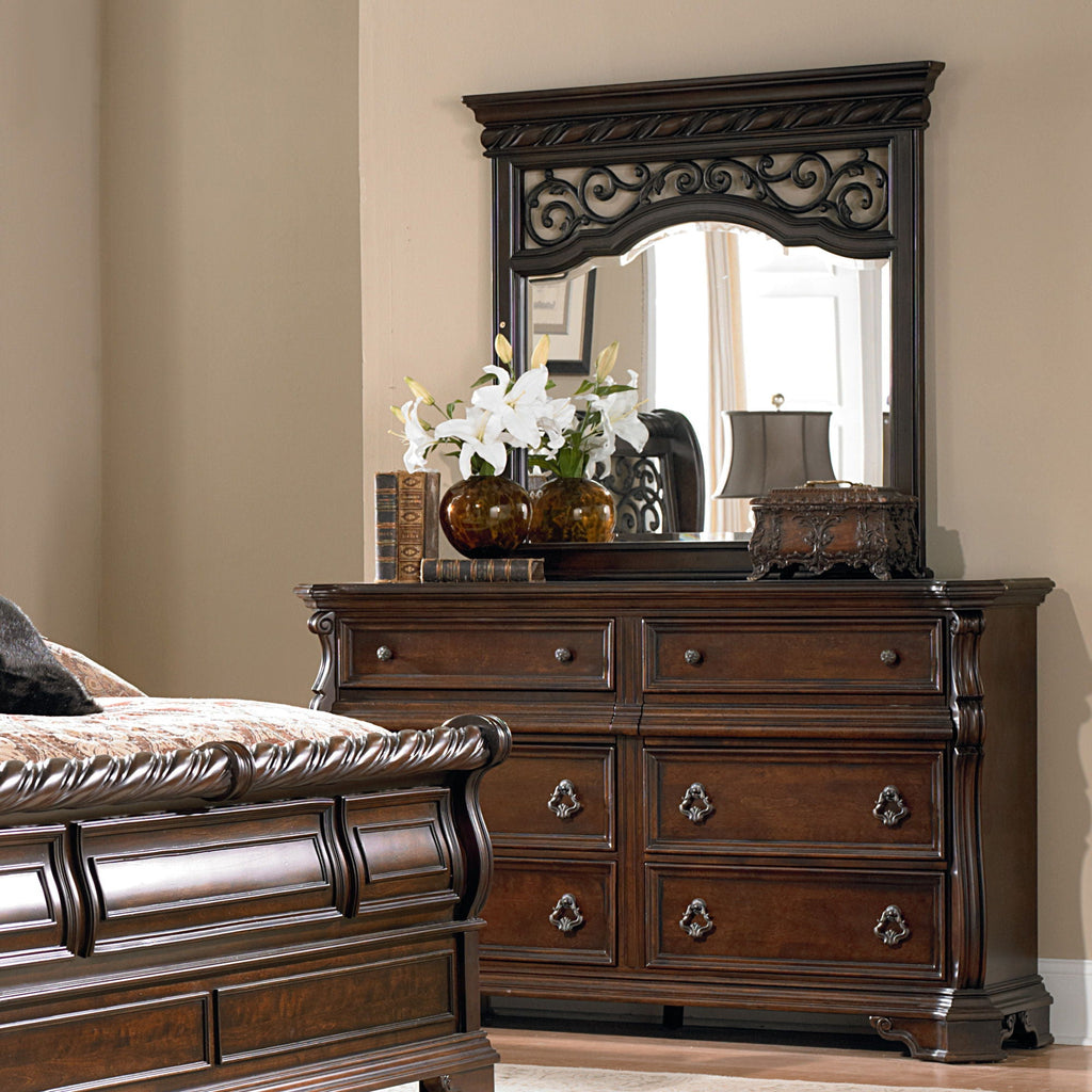 Commode et miroir – Brownstone — Une combinaison de proportions audacieuses et spectaculaires et de formes douces crée un style traditionnel décontracté