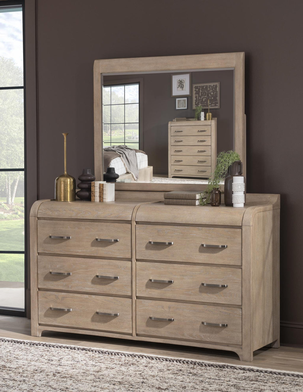 Commode 6 tiroirs - Sandstone — La finition douce Sandstone est accentuée par des poignées en argent brossé, créant une ligne épurée