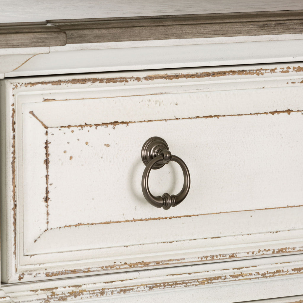 Commode 5 tiroirs – Blanc antique — Les poignées coquilles et anneaux en étain vieilli ajoutent la touche finale à la commode