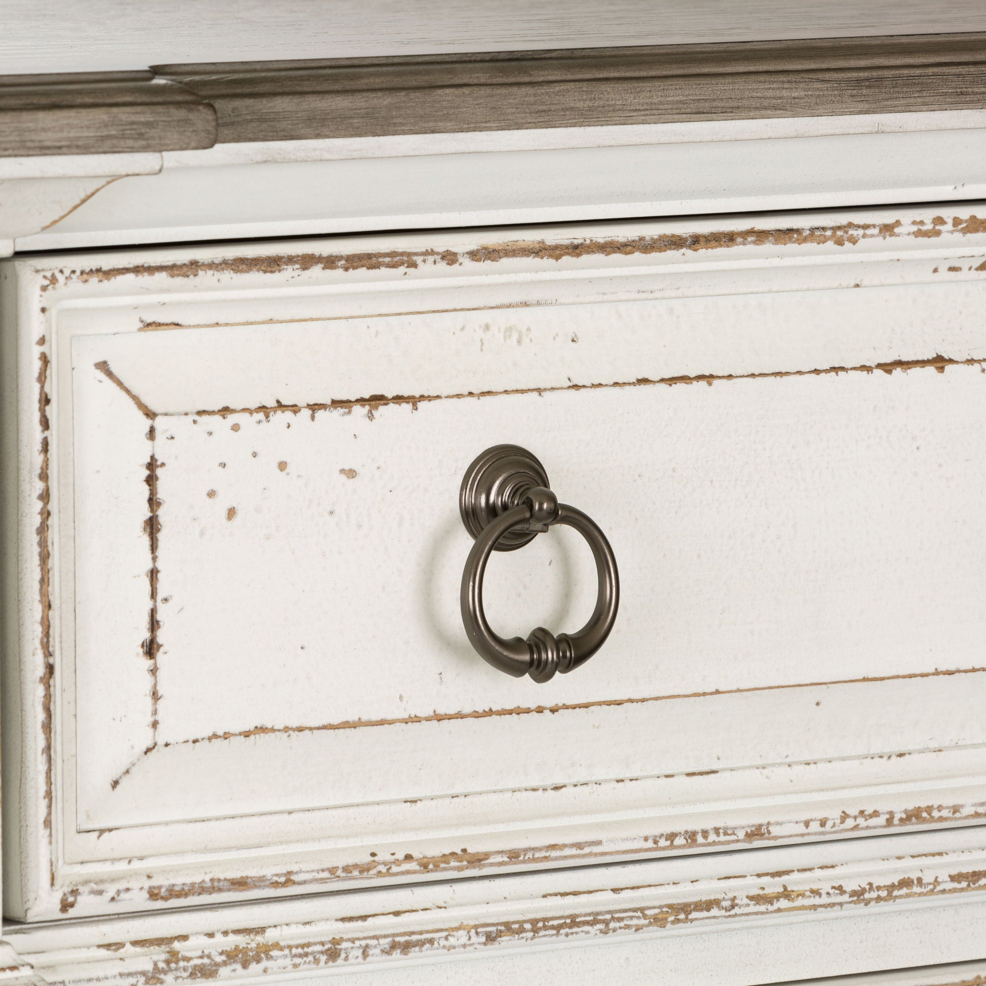 Commode 5 tiroirs – Blanc antique — Les poignées coquilles et anneaux en étain vieilli ajoutent la touche finale à la commode
