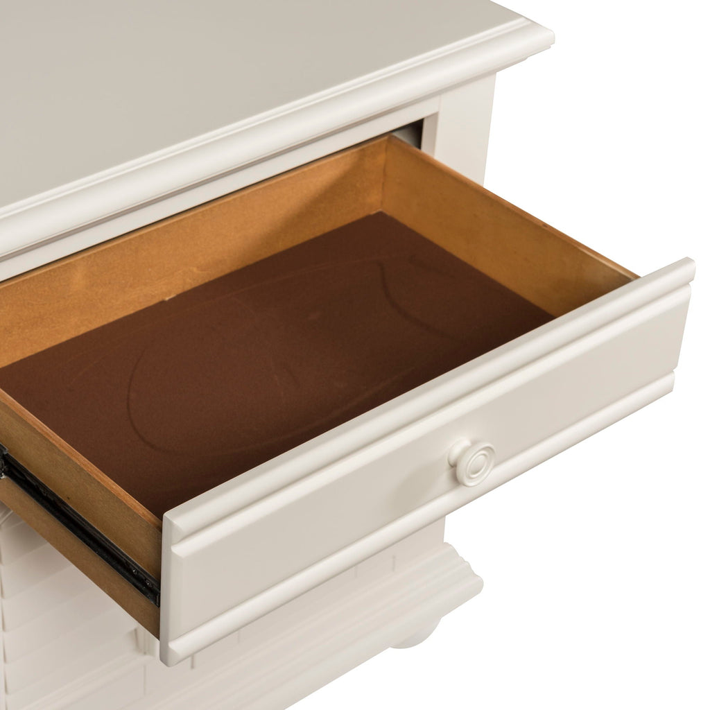 Commode et miroir - Blanc — La maison d'été représente le meilleur du style chalet avec des accents de panneaux persiennés dans une finition blanc cassé.