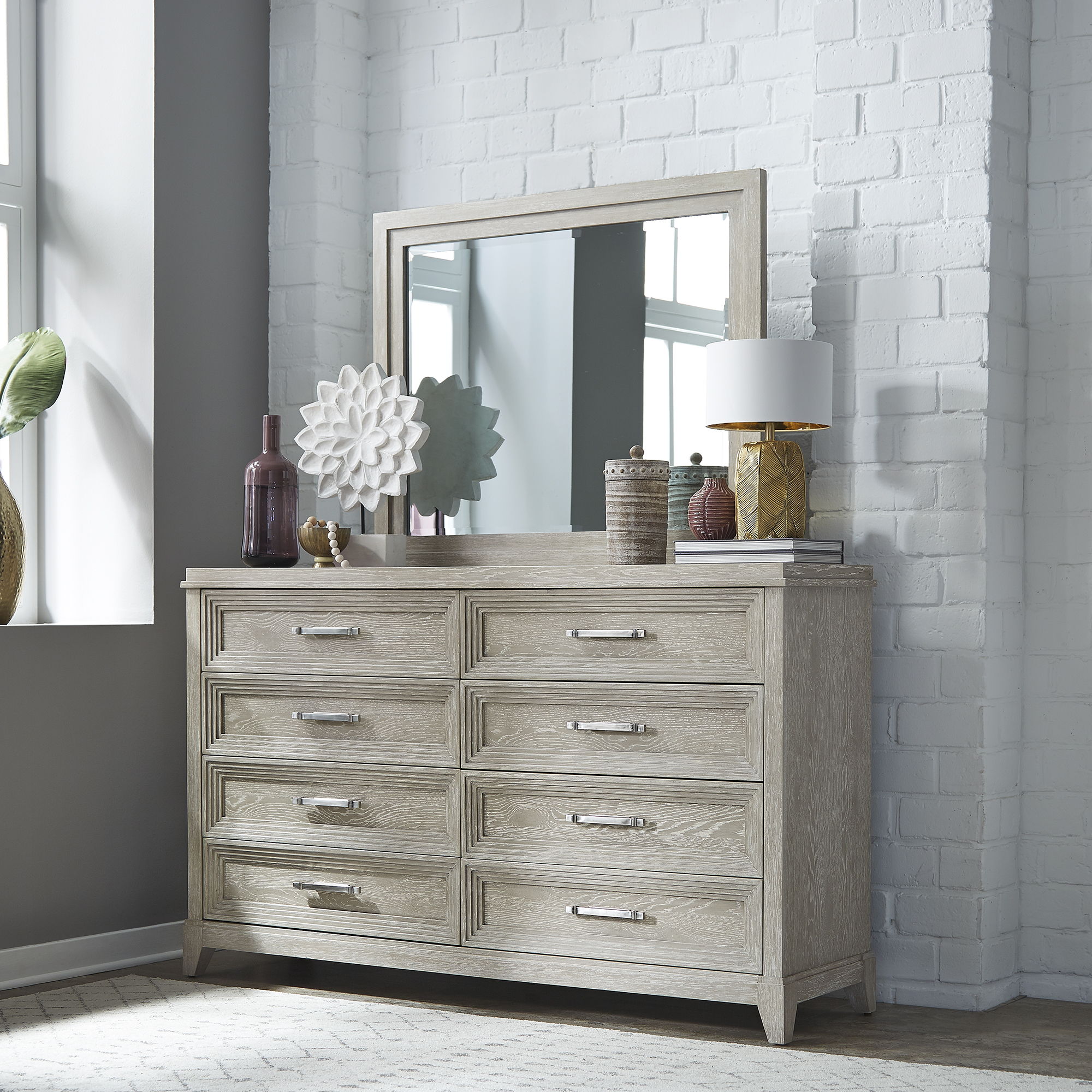 Commode et miroir – Taupe délavé — Les styles sont souvent simplistes avec des touches luxueuses telles que l'acier inoxydable ou le velours