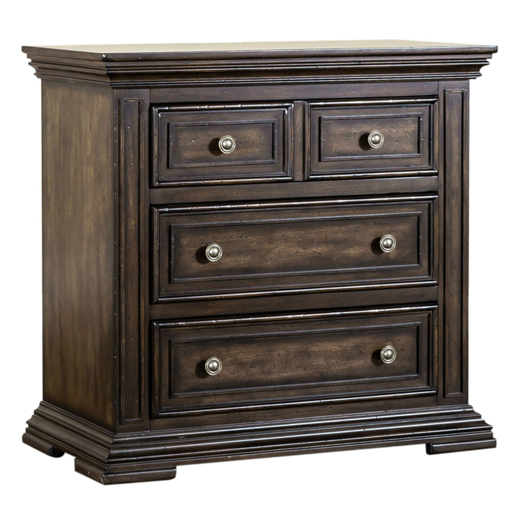 Commode de chevet avec station de recharge — Les façades de tiroir encadrées de bois et les pieds blocs complètent ce look traditionnel.