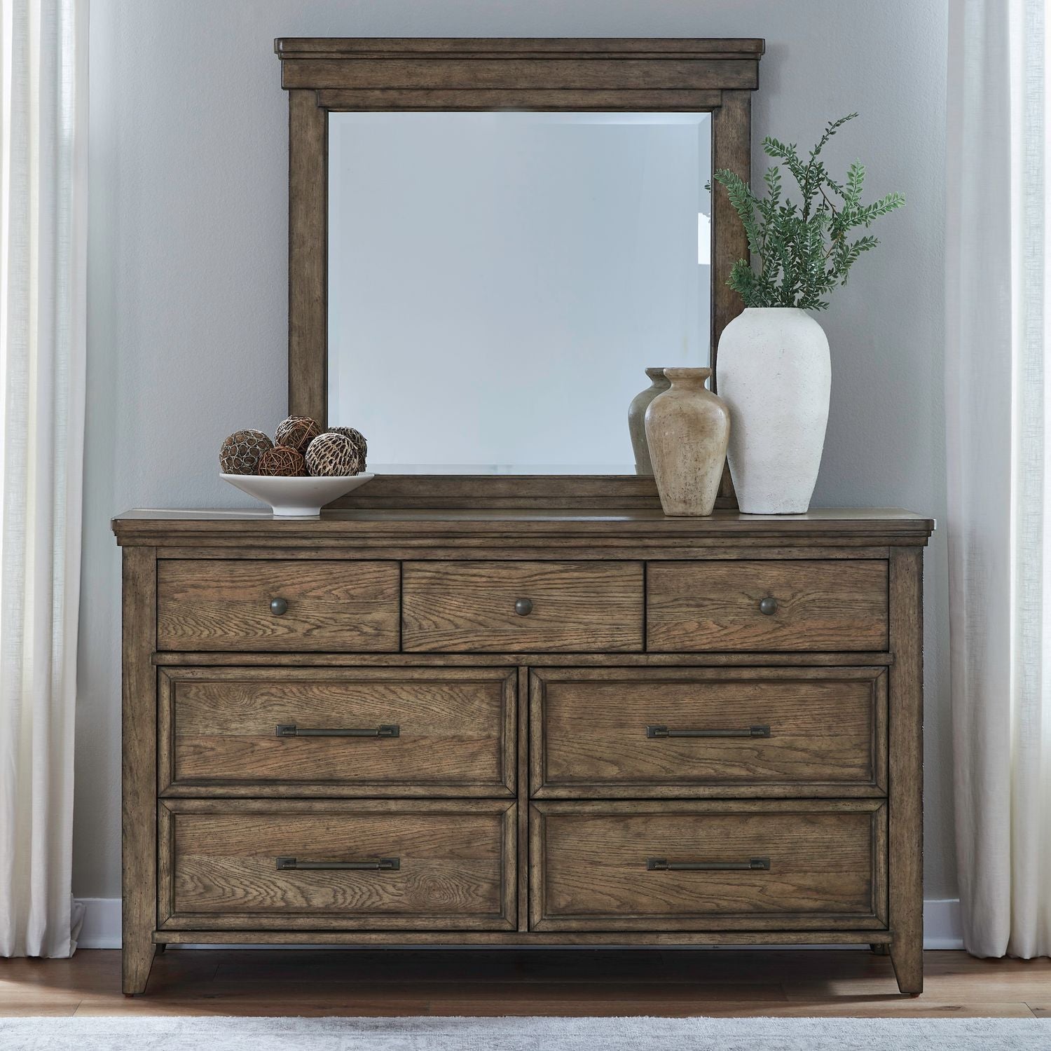 Commode et miroir - Ambre brun — fini ambré chaud rehaussé de moulures en superposition épaisses qui donnent dimension et texture