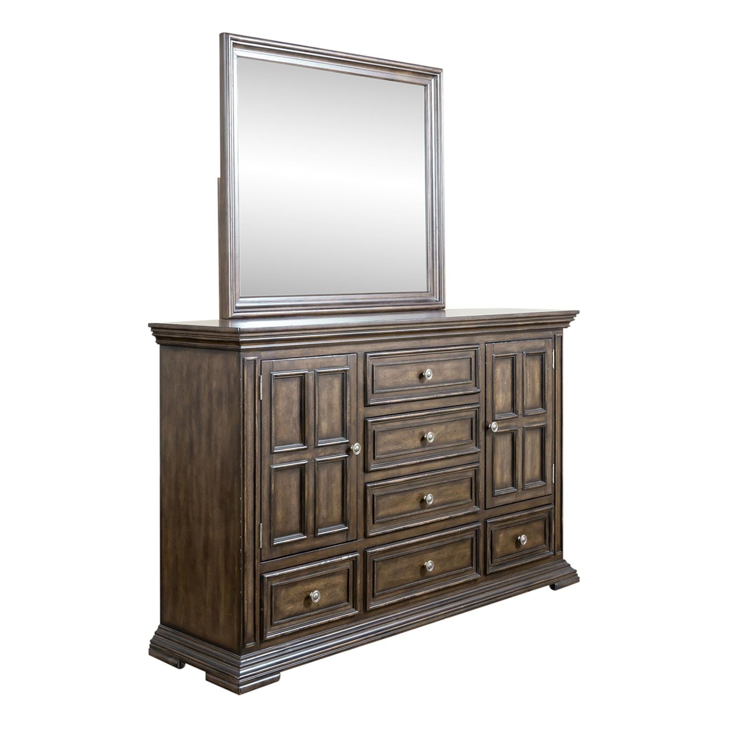 Commode et miroir — Fabriqués en bois d'hévéa massif avec des placages de bouleau, cet ensemble présente une finition « brownstone » très vieillie.