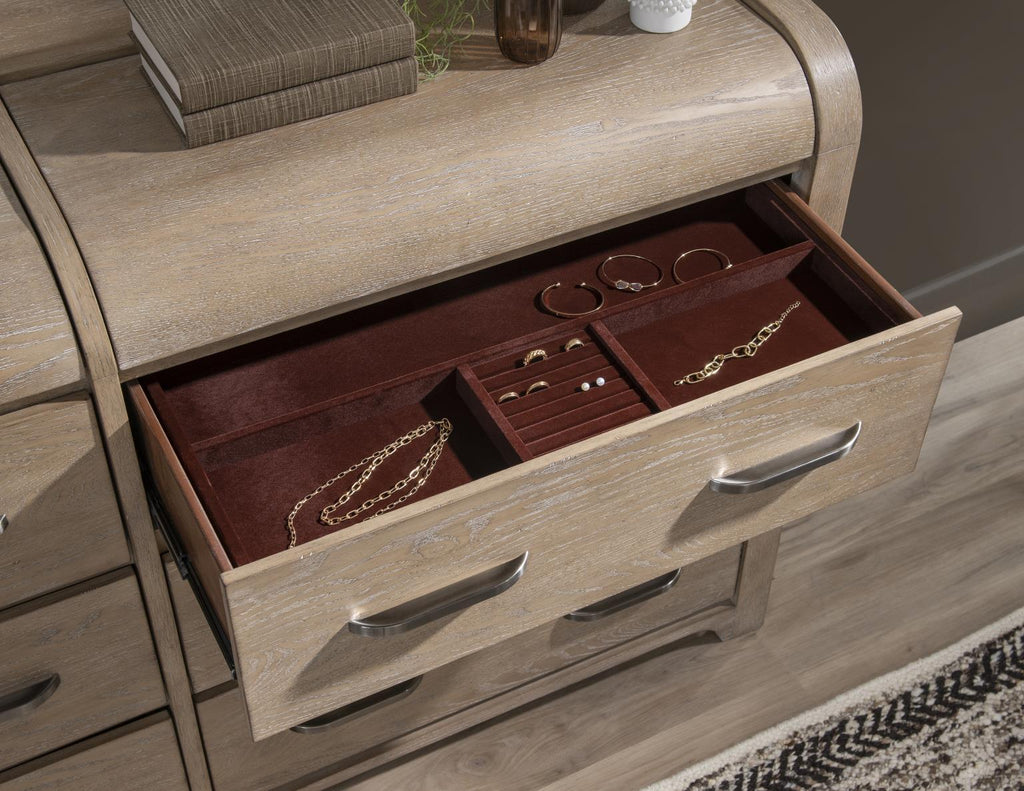 Commode 6 tiroirs - Sandstone — La finition douce Sandstone est accentuée par des poignées en argent brossé, créant une ligne épurée