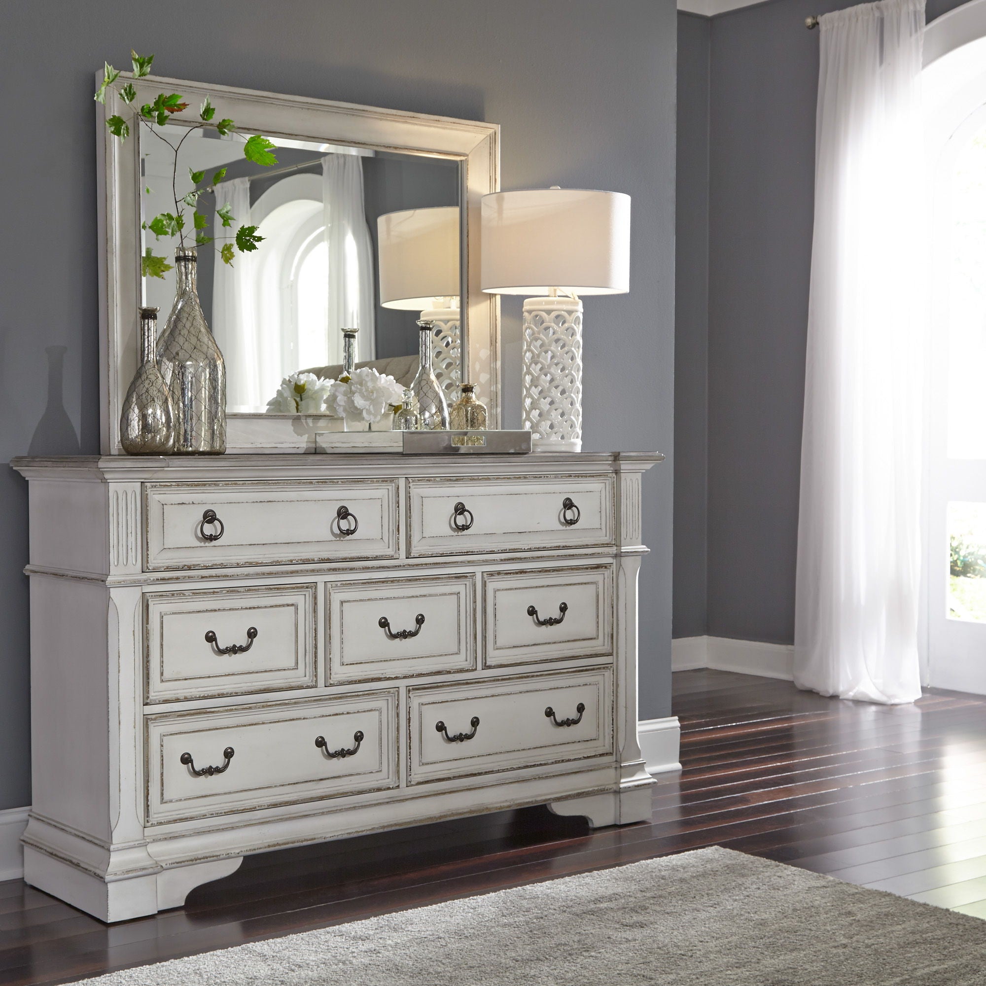 Commode et miroir - Blanc antique — Des poignées et des anneaux de style ancien en étain antique ajoutent la touche finale aux meubles.