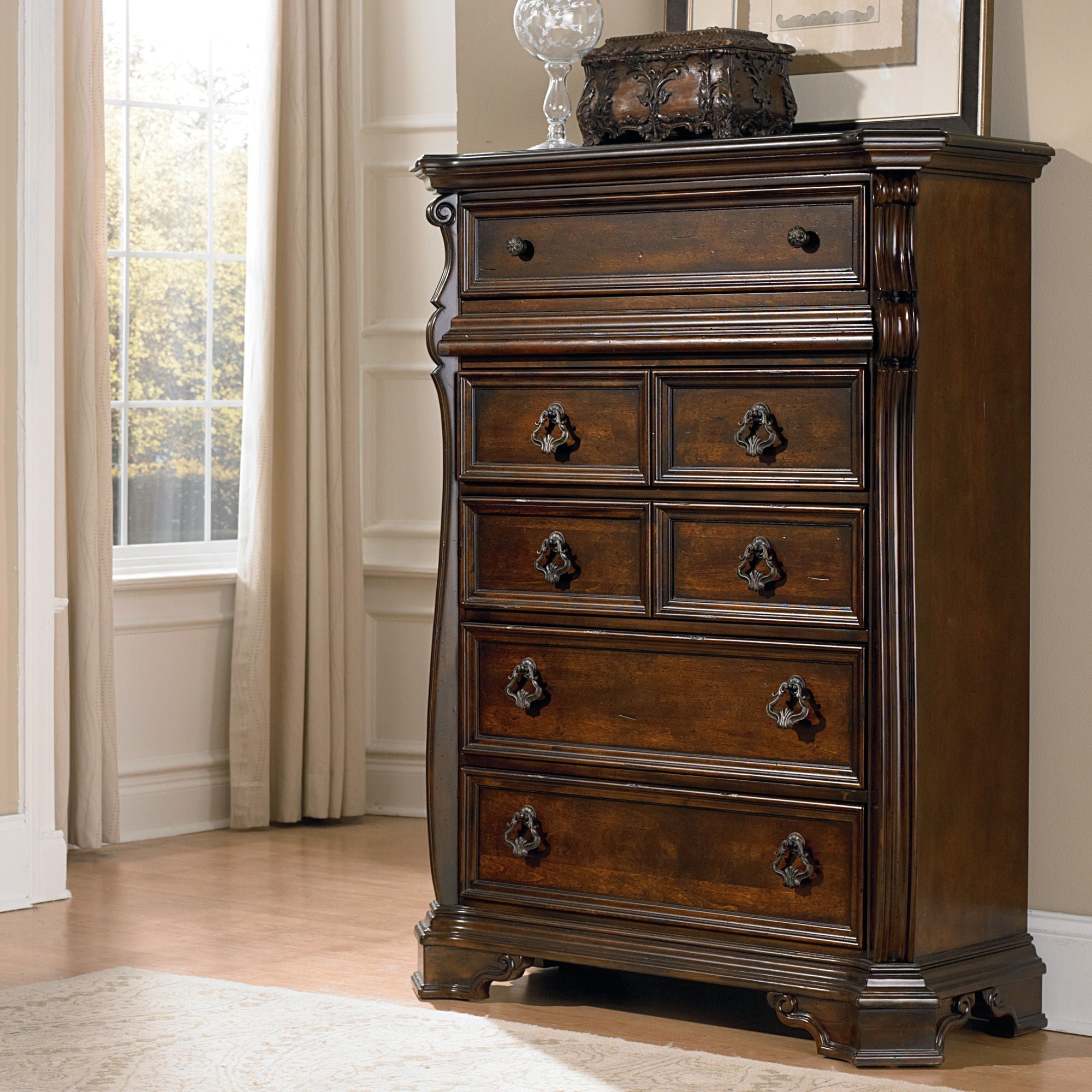 Commode 6 tiroirs - Brownstone — L'alliance de proportions audacieuses et spectaculaires et de formes douces crée un style traditionnel décontracté