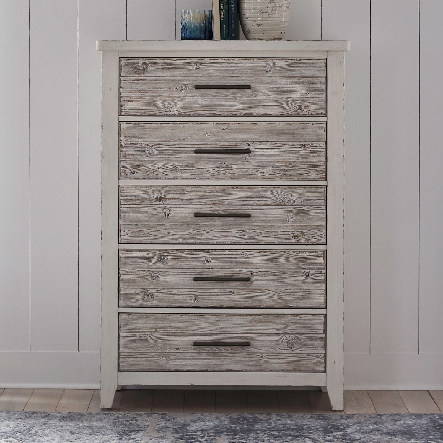 Commode à 5 tiroirs – Blanc patiné — exprime une essence simple avec un style confortable