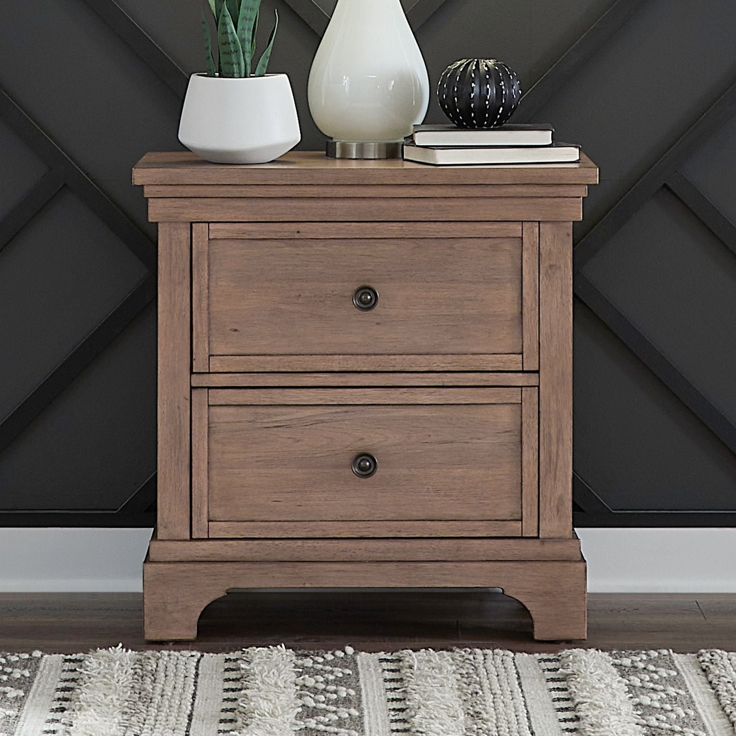 Table de chevet avec station de recharge - Beige chameau — Traditional Living offre des éléments de design classiques avec un sens du confort