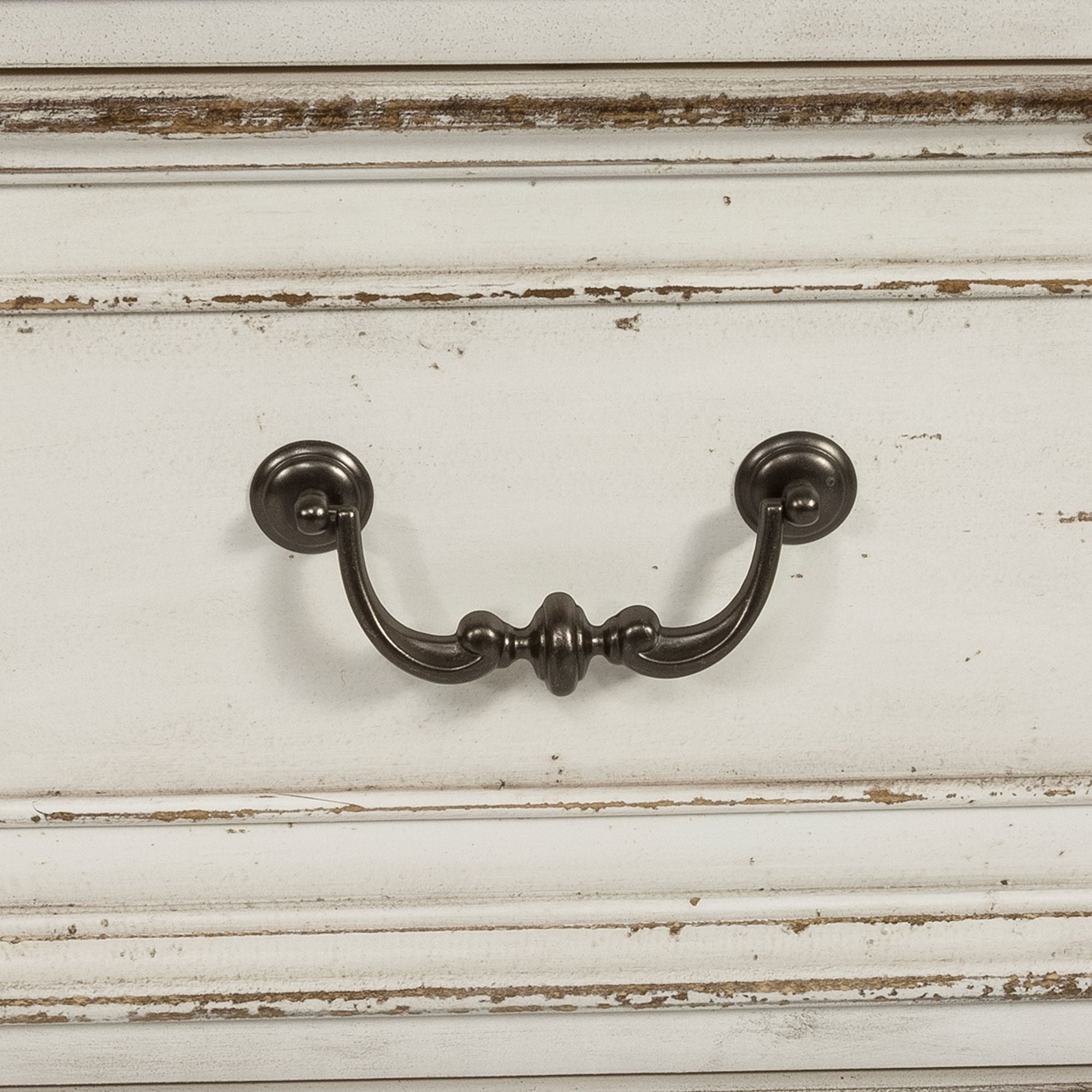 Commode de chevet à 3 tiroirs avec station de charge - Blanc antique — Le mélange des influences européennes crée un style vraiment unique pour tout