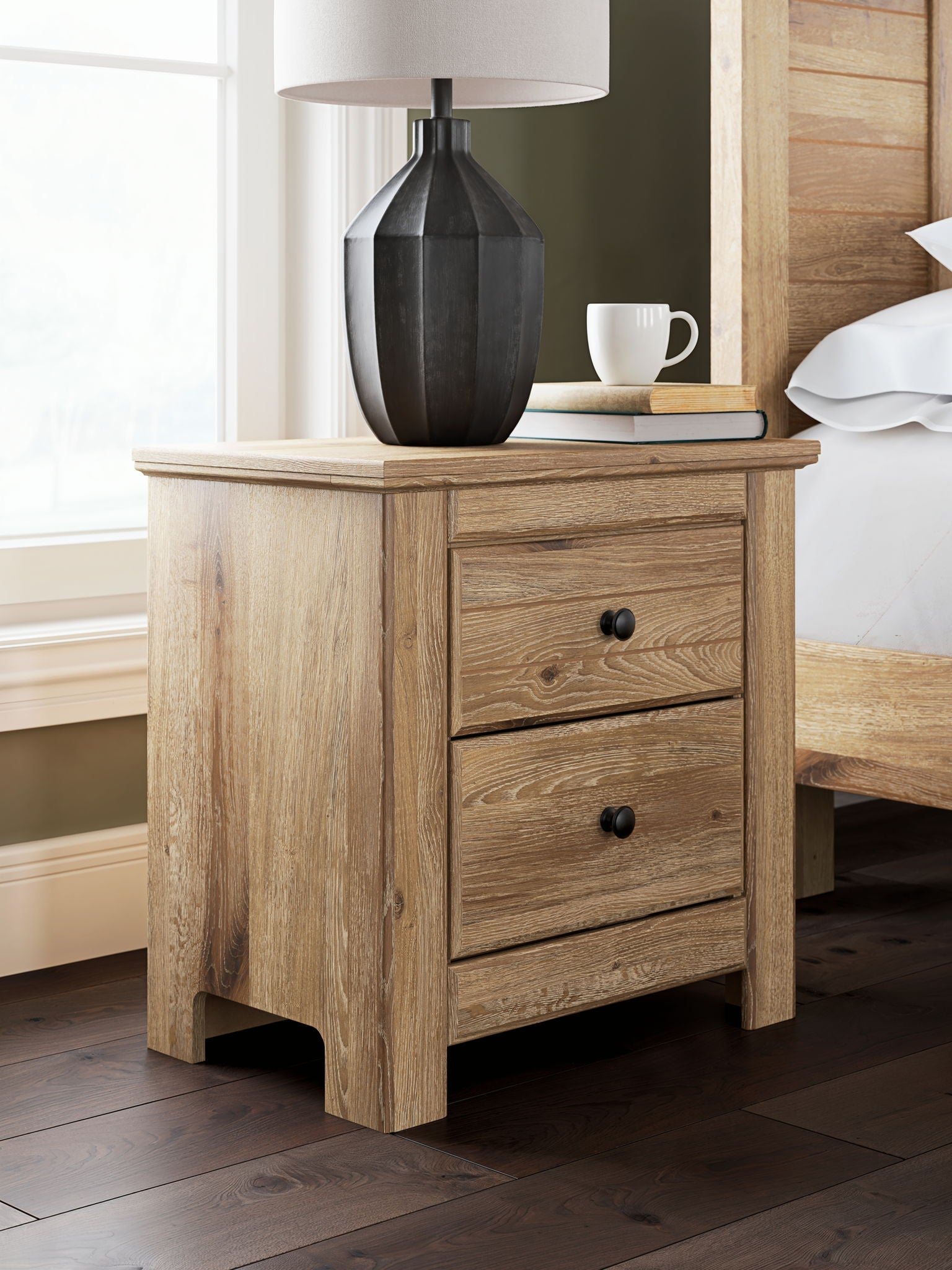 Table de chevet à deux tiroirs — Vous souhaitez créer une chambre aérée et joliment agencée ? Cette table de chevet au confort décontracté est