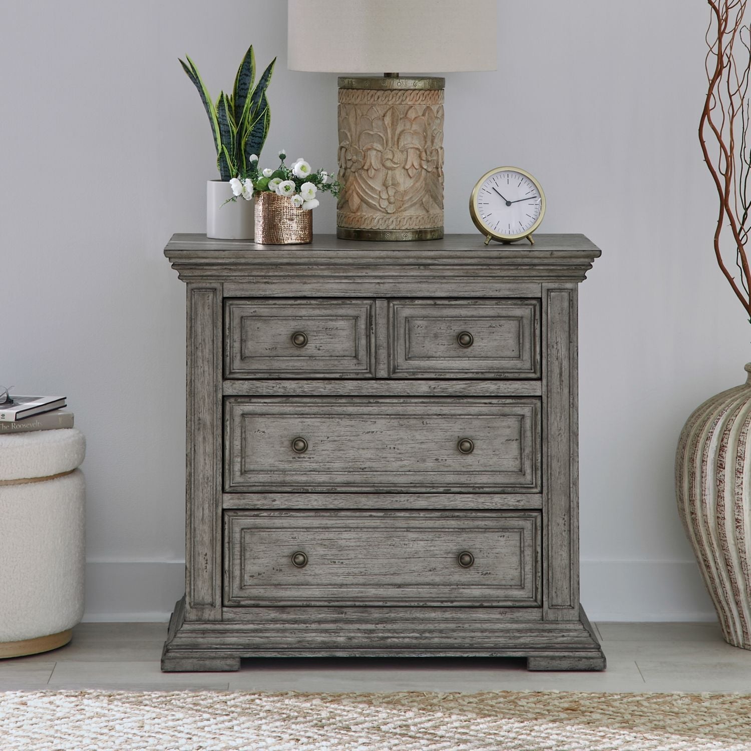 Commode de chevet avec station de recharge — Les façades de tiroir encadrées de bois et les pieds blocs complètent ce look traditionnel.
