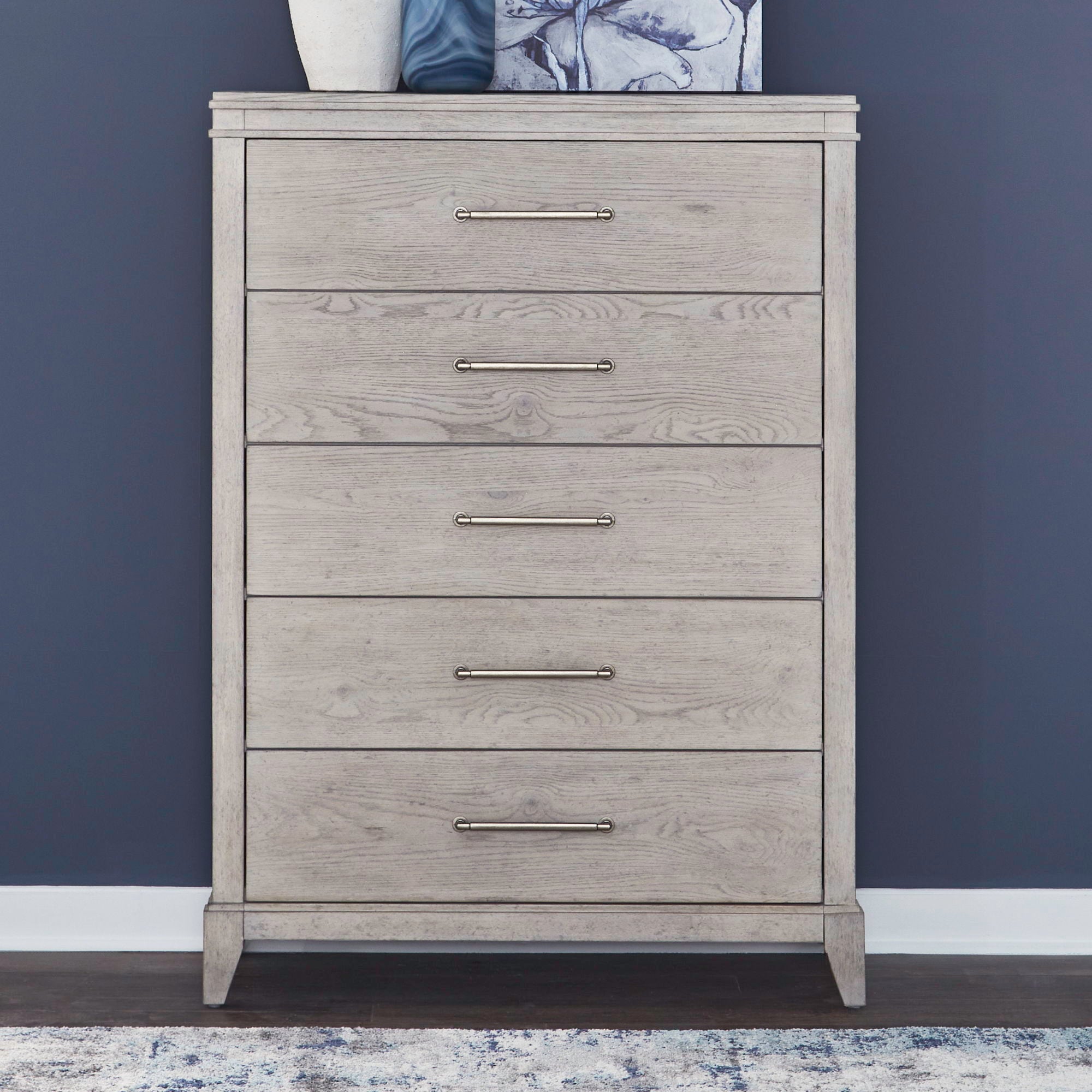 Commode 5 tiroirs - Blanc Sanctuary — offre un style de transition alliant des éléments traditionnels et contemporains