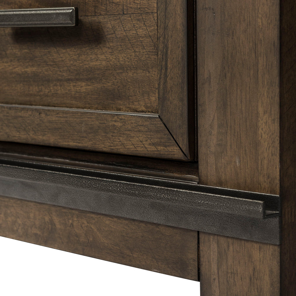 Commode à portes coulissantes – Marron vieilli – contemporain – Un mélange de matériaux aux finitions vieillies et aux tissus texturés.