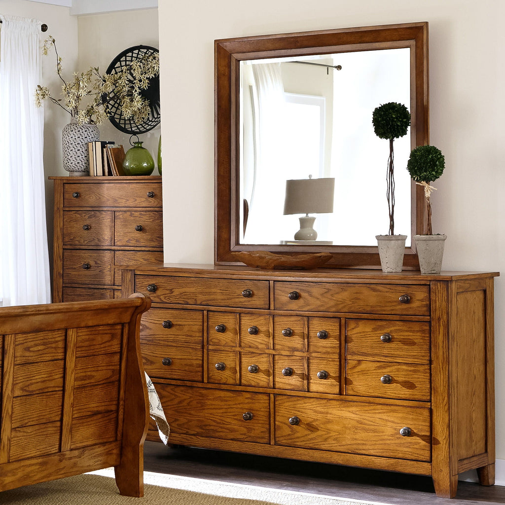 Commode et miroir - Marron clair — Design de chambre rustique américain avec des accents de bois et de chevilles qui donnent une touche artisanale