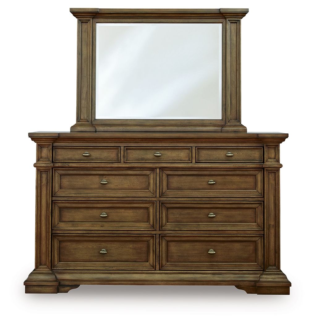 Commode — Des moulures de taille considérable et des poignées en laiton vieilli complètent la pièce avec élégance