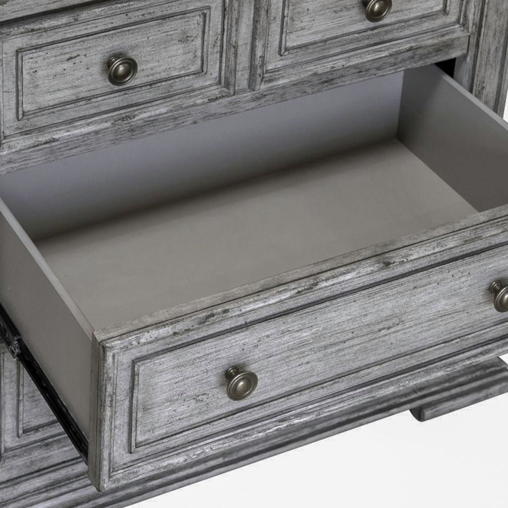 Commode de chevet avec station de recharge — Les façades de tiroir encadrées de bois et les pieds blocs complètent ce look traditionnel.