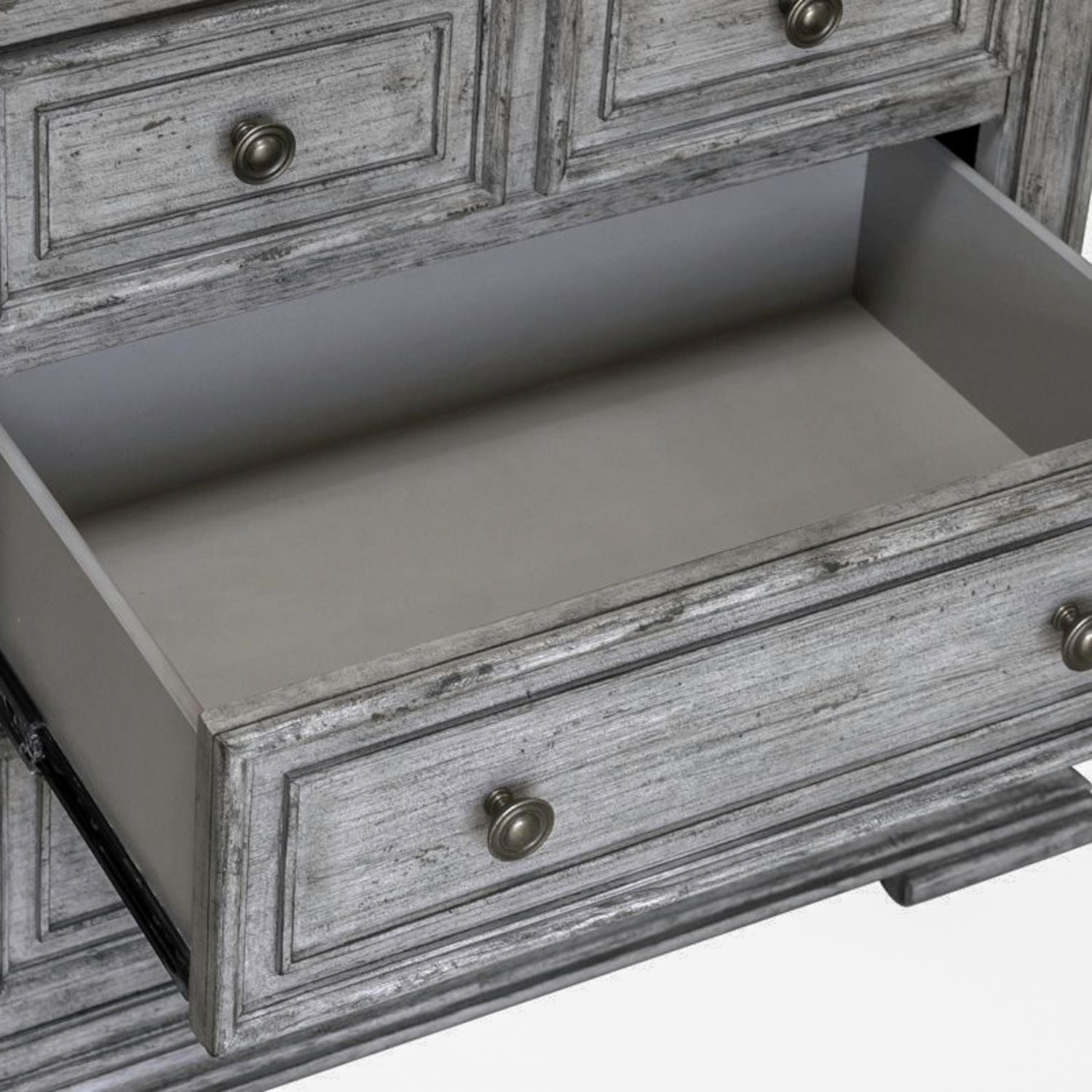 Commode de chevet avec station de recharge — Les façades de tiroir encadrées de bois et les pieds blocs complètent ce look traditionnel.