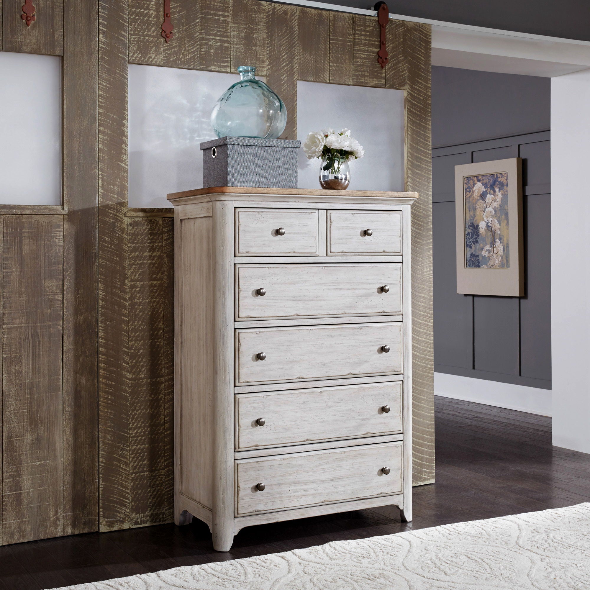 Commode 5 tiroirs – Blanc antique / Plateaux couleur châtaigne — ajoutez un style décontracté et vous obtenez un look classique avec une touche informelle