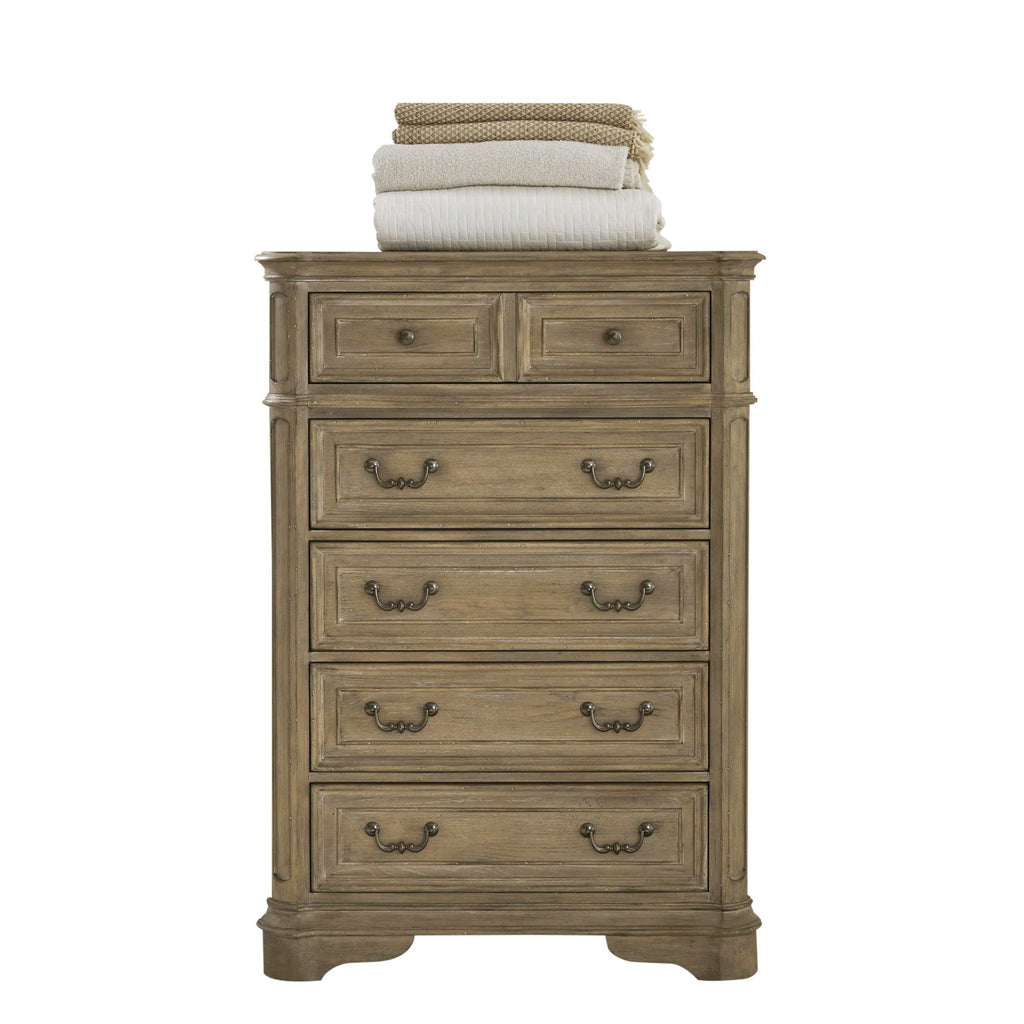 Commode 5 tiroirs — Des finitions antiques chaleureuses et un vieillissement artistique, associés à des dimensions généreuses, un ensemble à transmettre de génération en génération