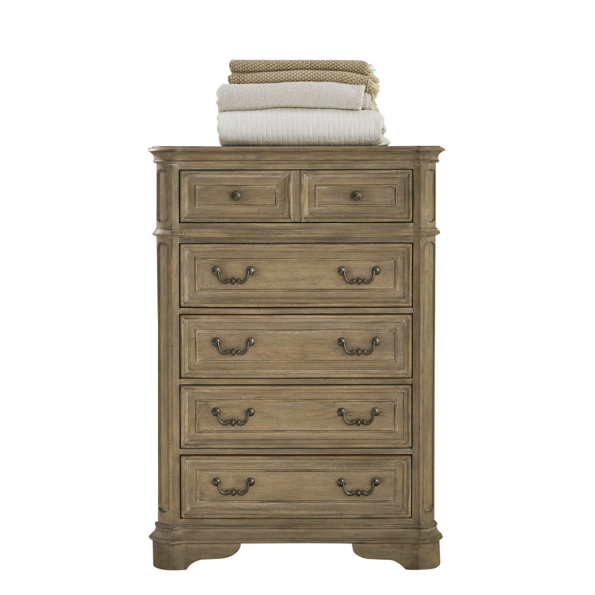 Commode 5 tiroirs — Des finitions antiques chaleureuses et un vieillissement artistique, associés à des dimensions généreuses, un ensemble à transmettre de génération en génération