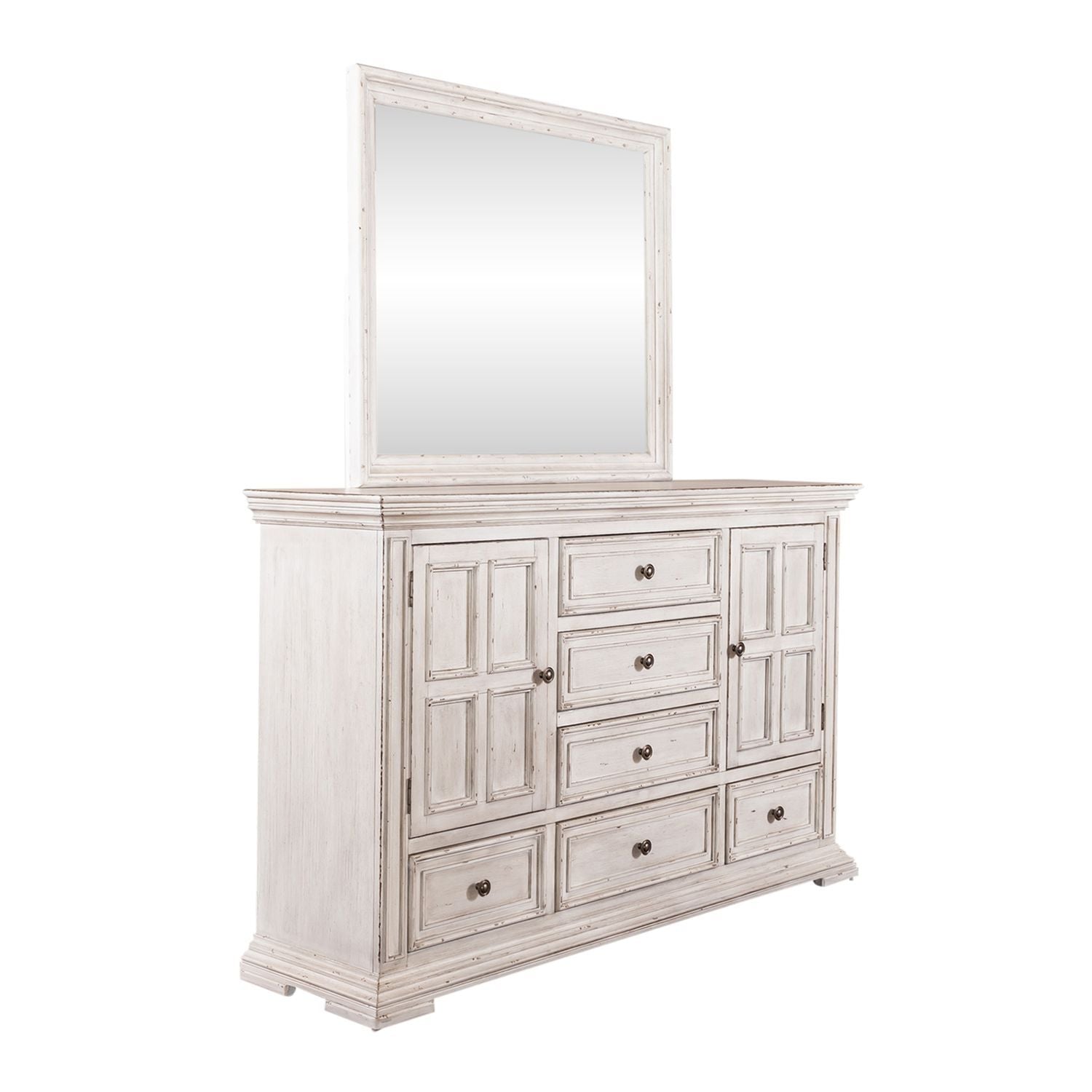Commode et miroir — Fabriqués en bois d'hévéa massif avec des placages de bouleau, cet ensemble présente une finition « brownstone » très vieillie.