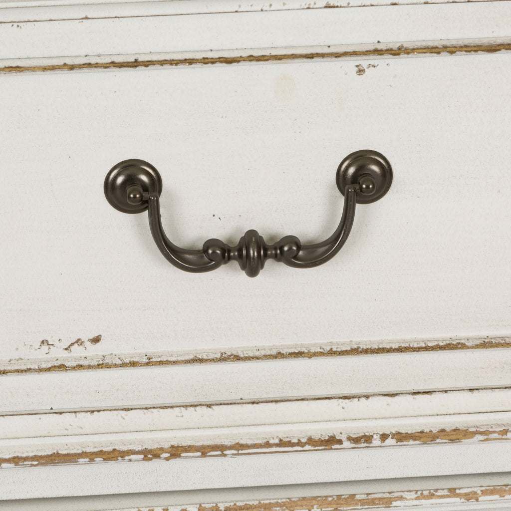 Commode et miroir - Blanc antique — Des poignées et des anneaux de style ancien en étain antique ajoutent la touche finale aux meubles.
