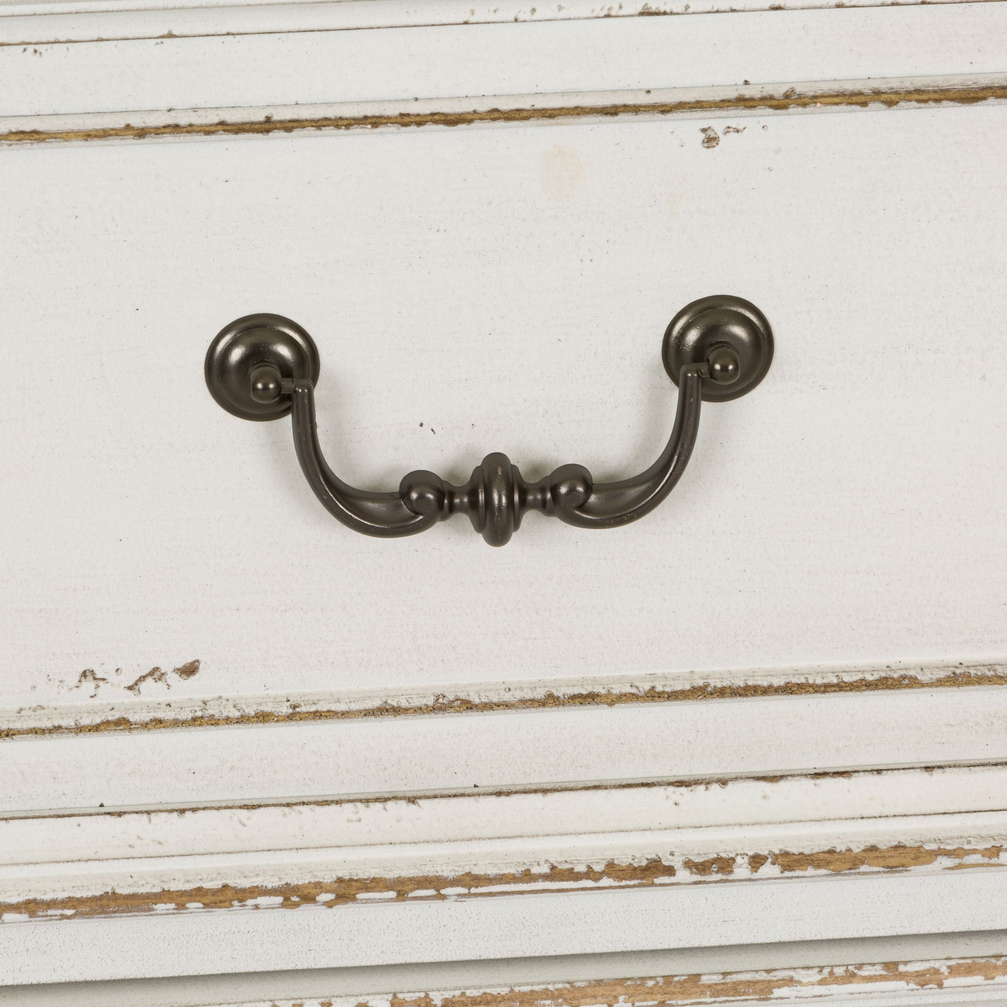 Commode et miroir - Blanc antique — Des poignées et des anneaux de style ancien en étain antique ajoutent la touche finale aux meubles.